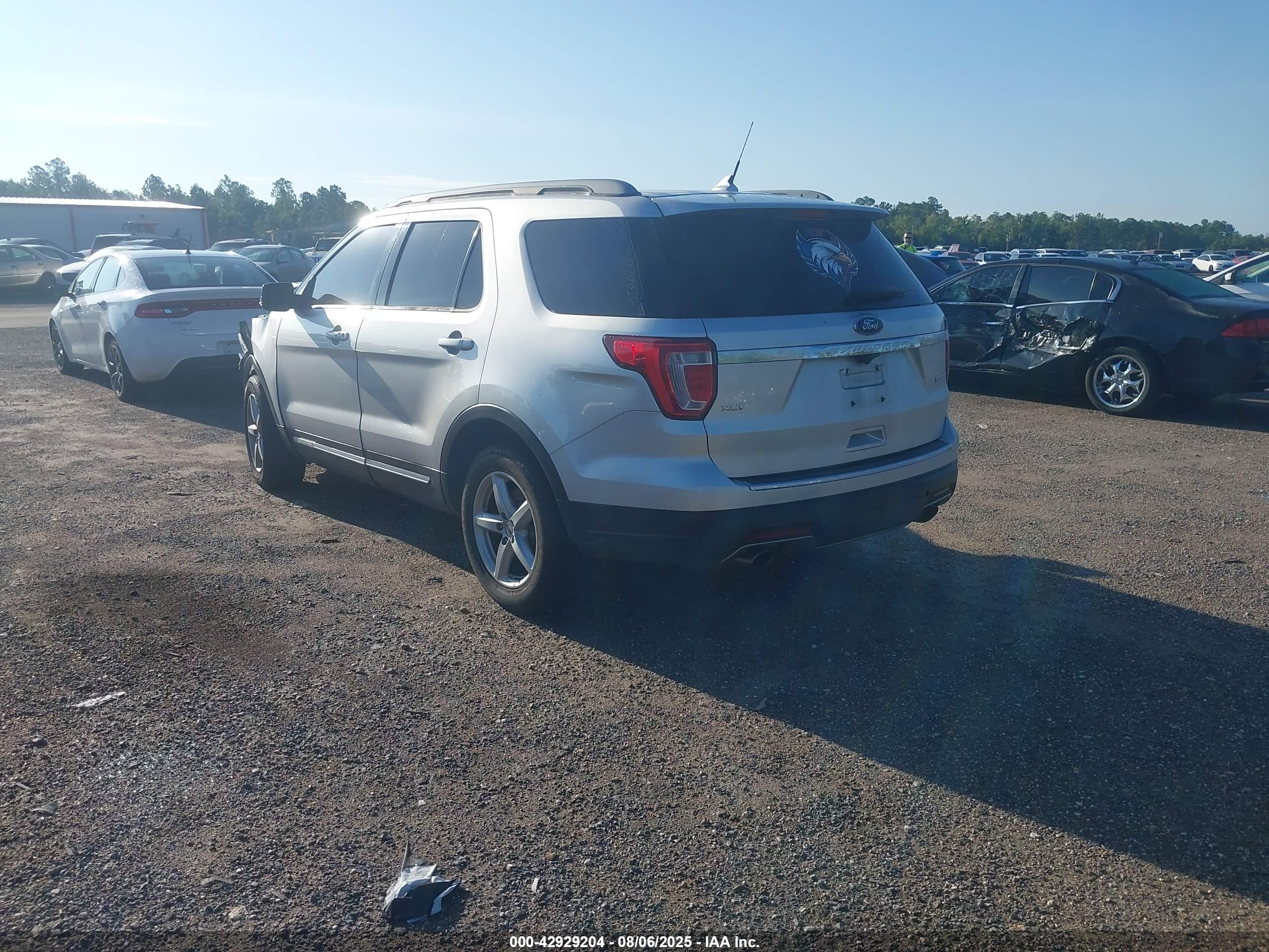 FORD EXPLORER image 3