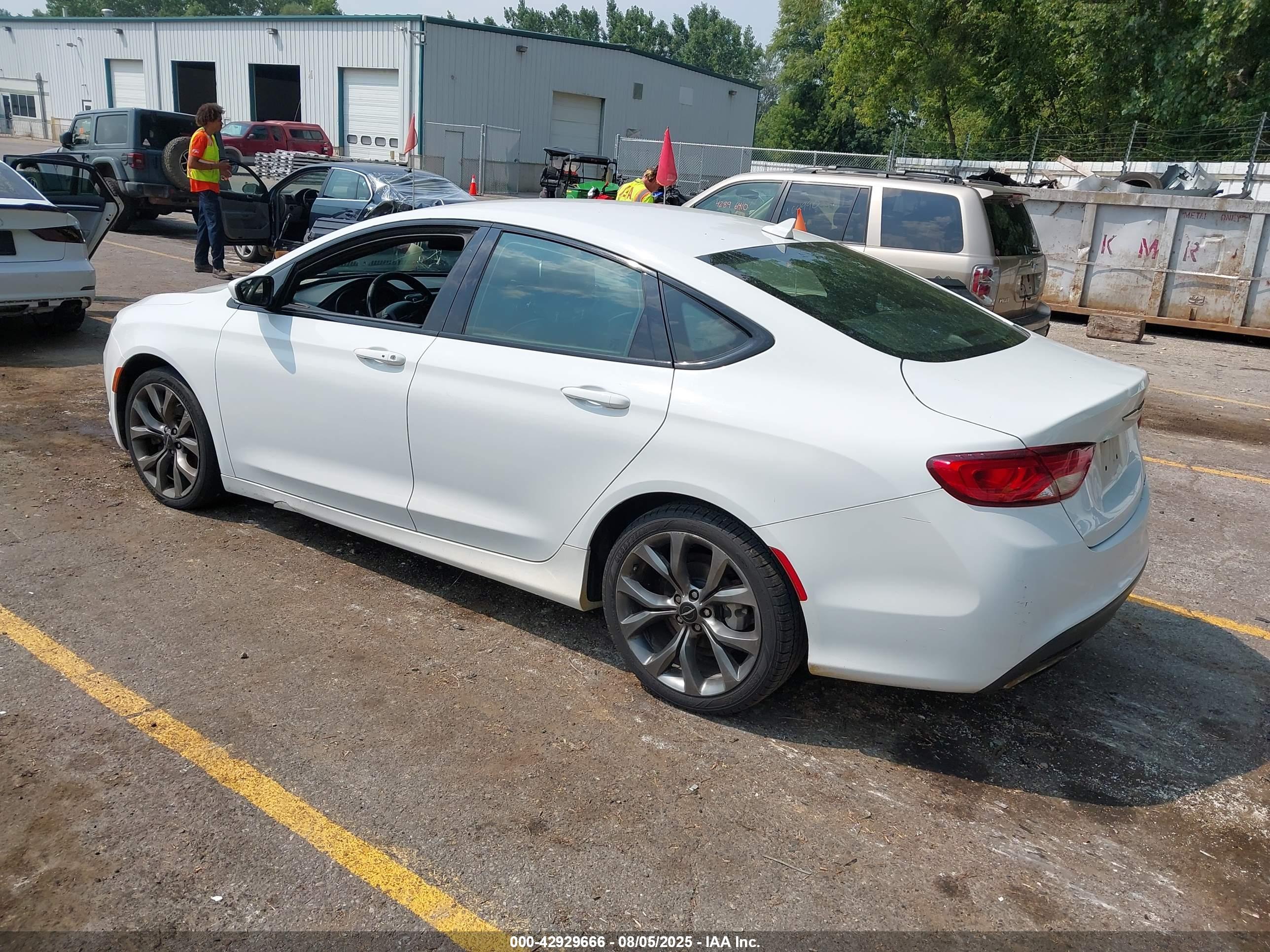 CHRYSLER 200 image 3