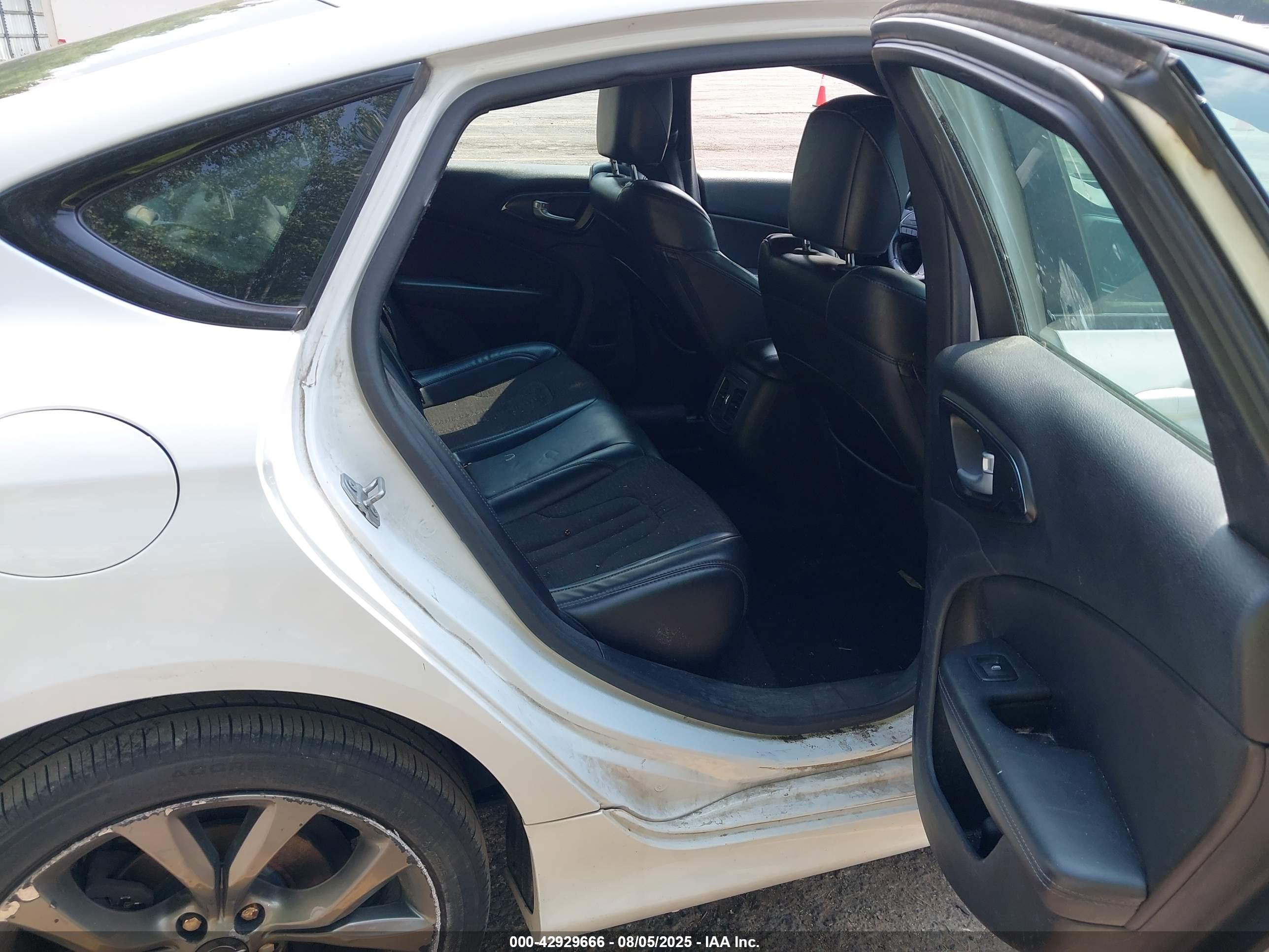 CHRYSLER 200 image 8
