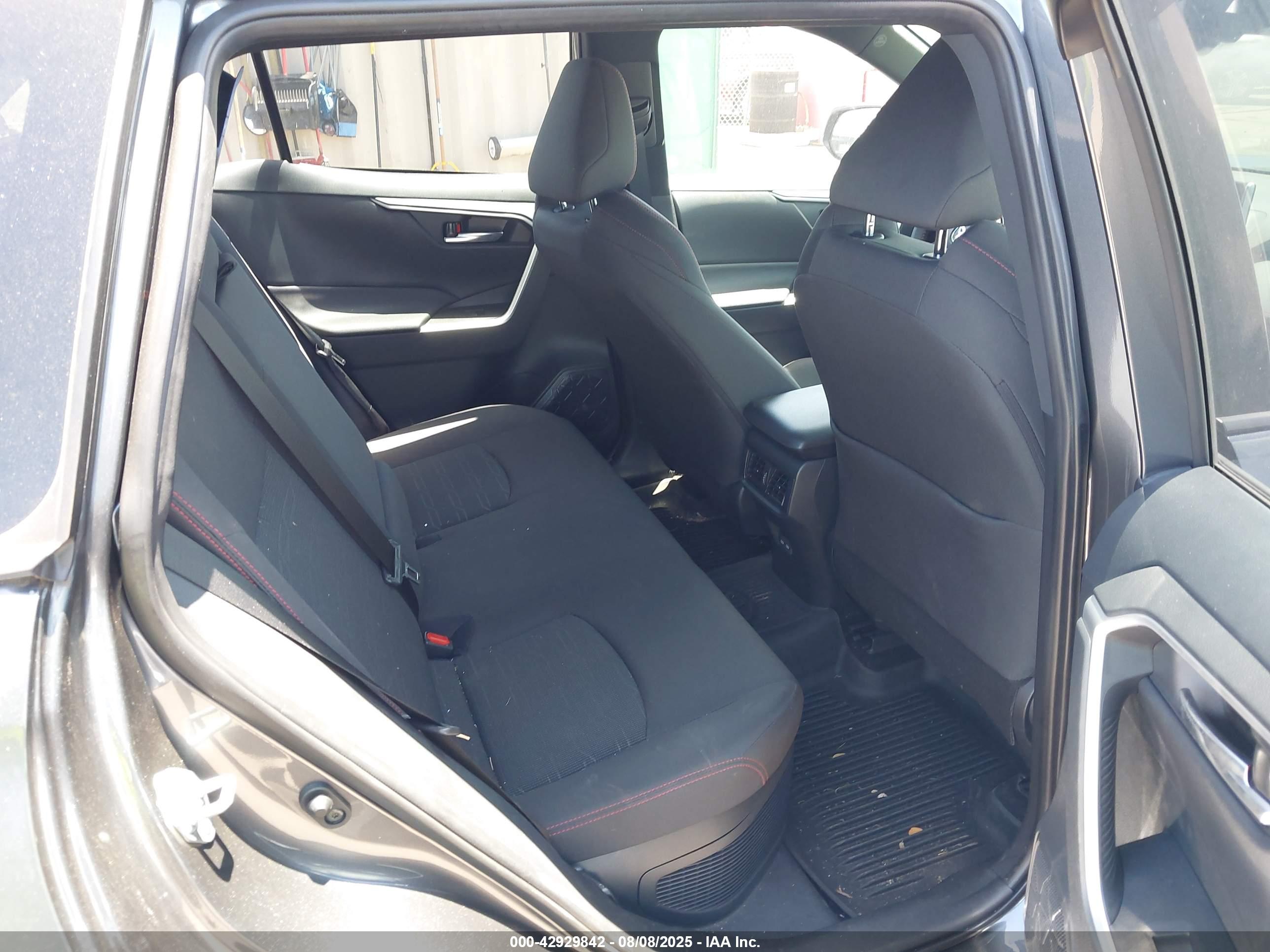 TOYOTA RAV4 image 8