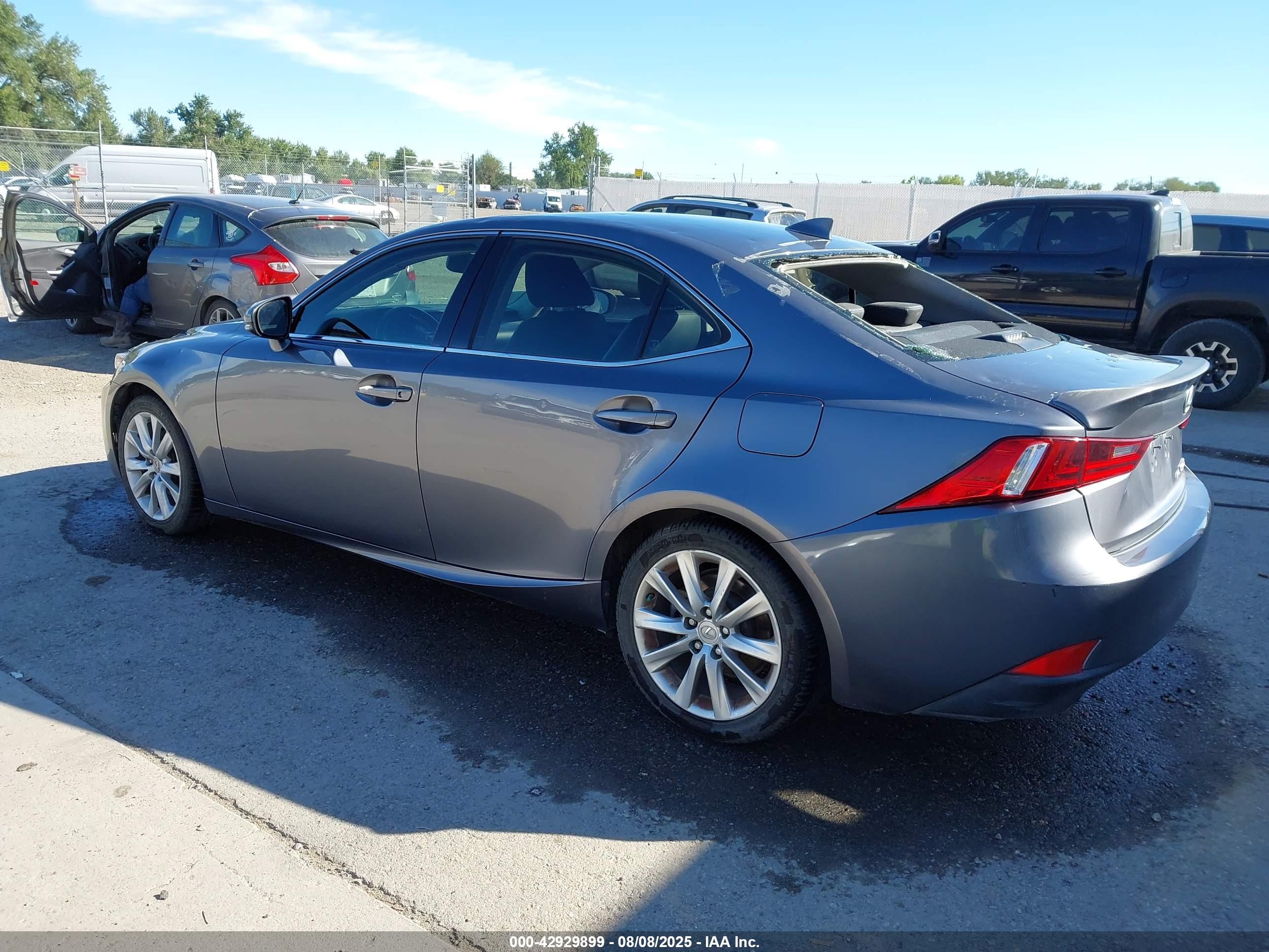 LEXUS IS image 3