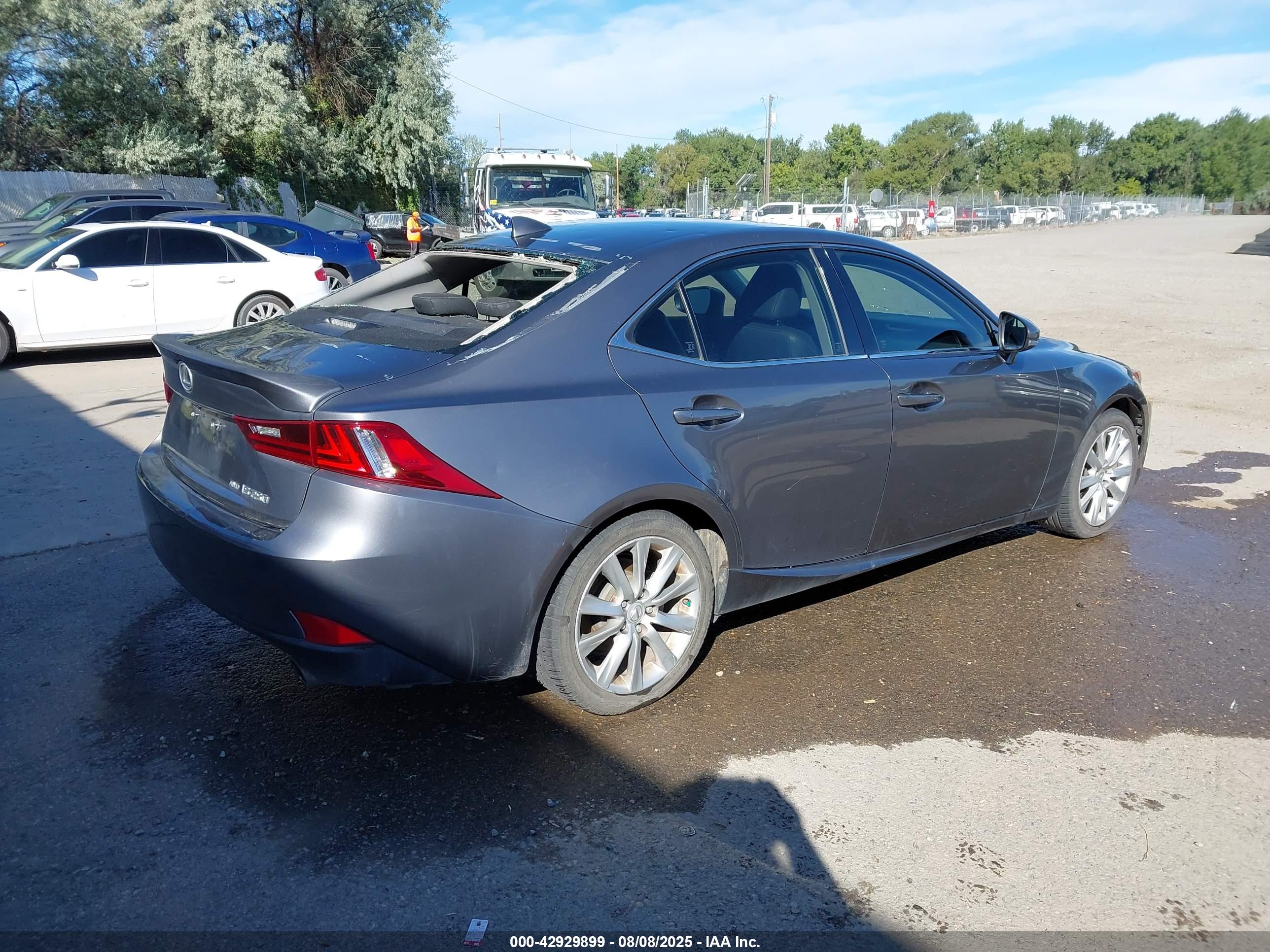 LEXUS IS image 4