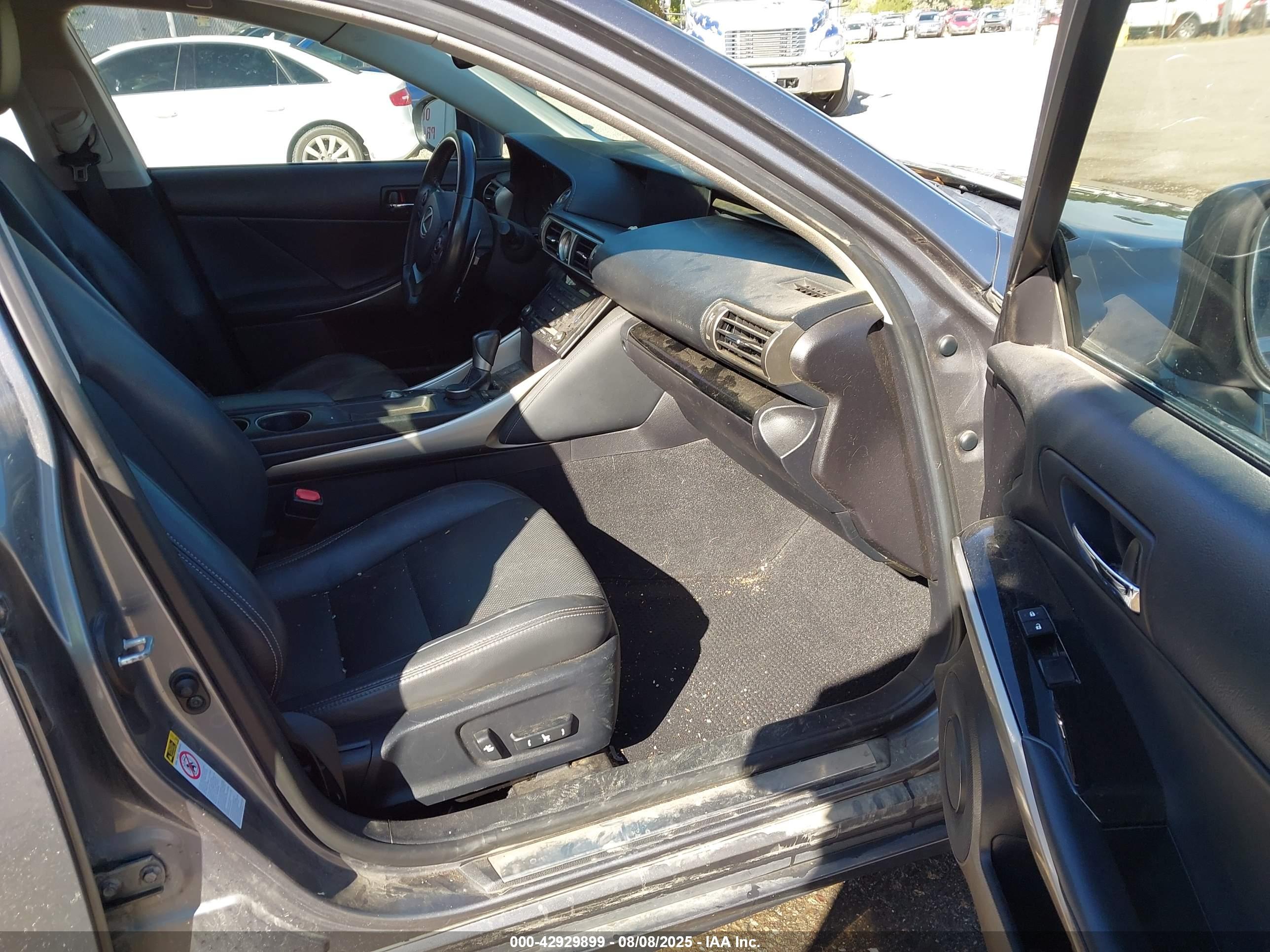 LEXUS IS image 5