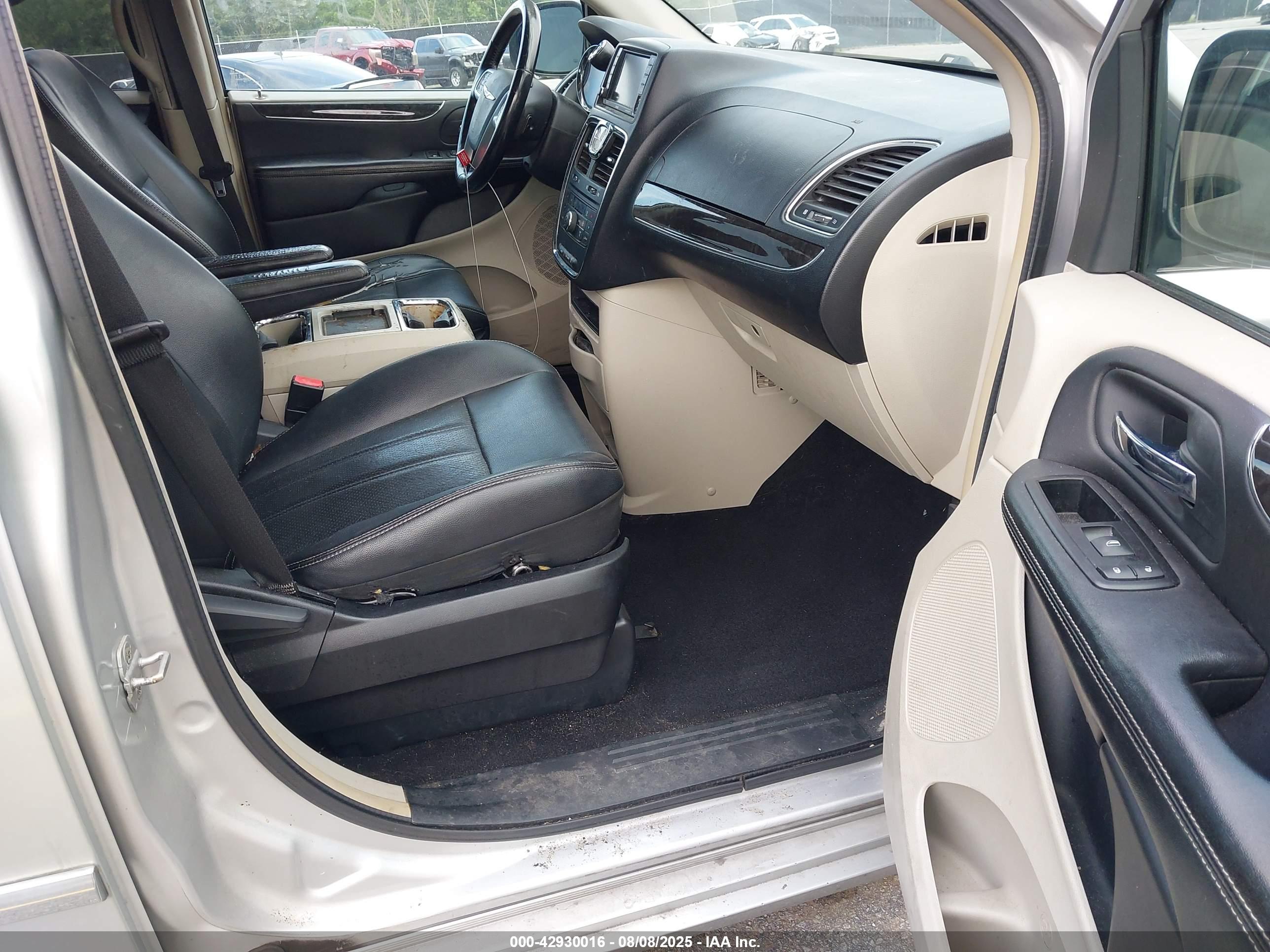 CHRYSLER TOWN image 5