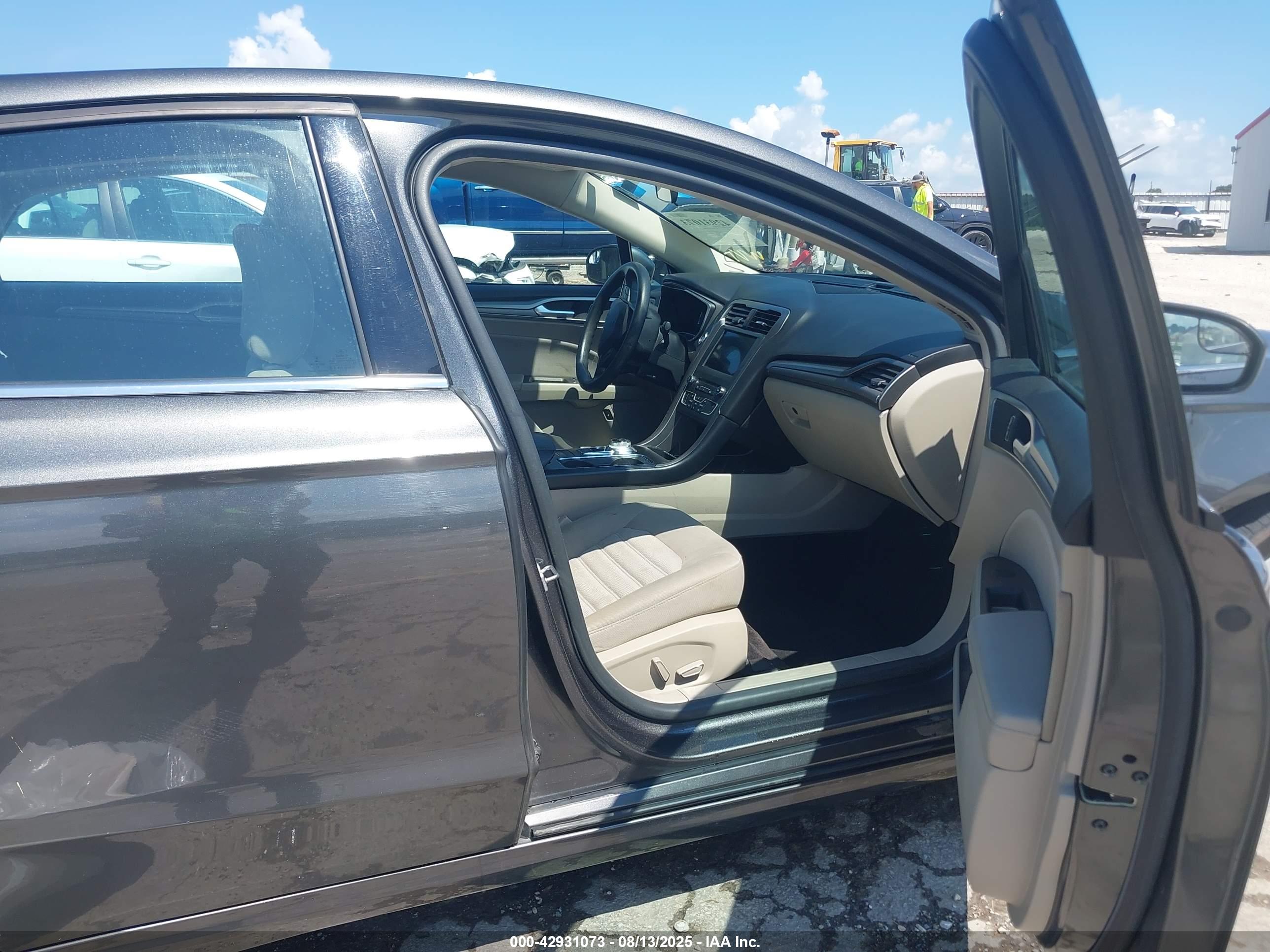 FORD FUSION image 5
