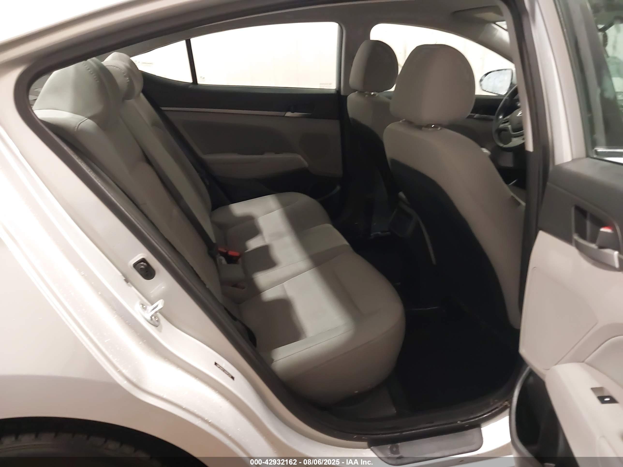 HYUNDAI ELANTRA image 8