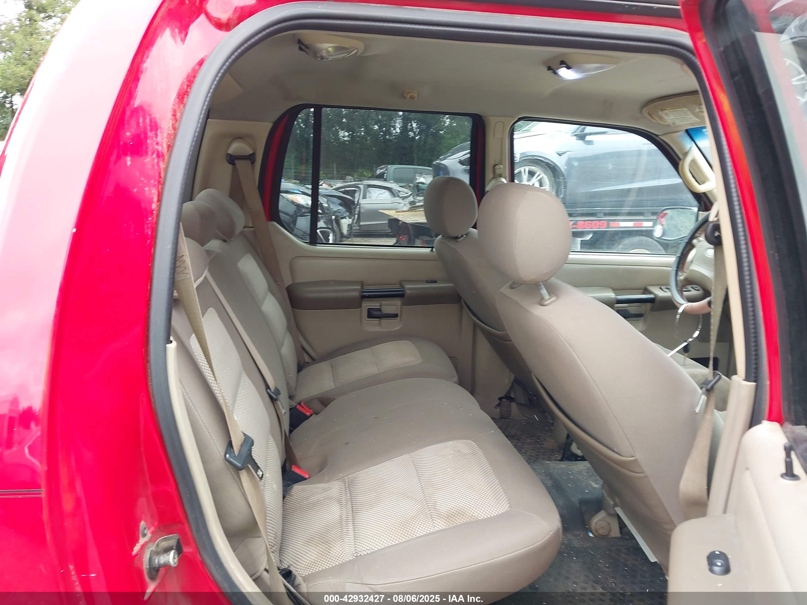 FORD EXPLORER image 8