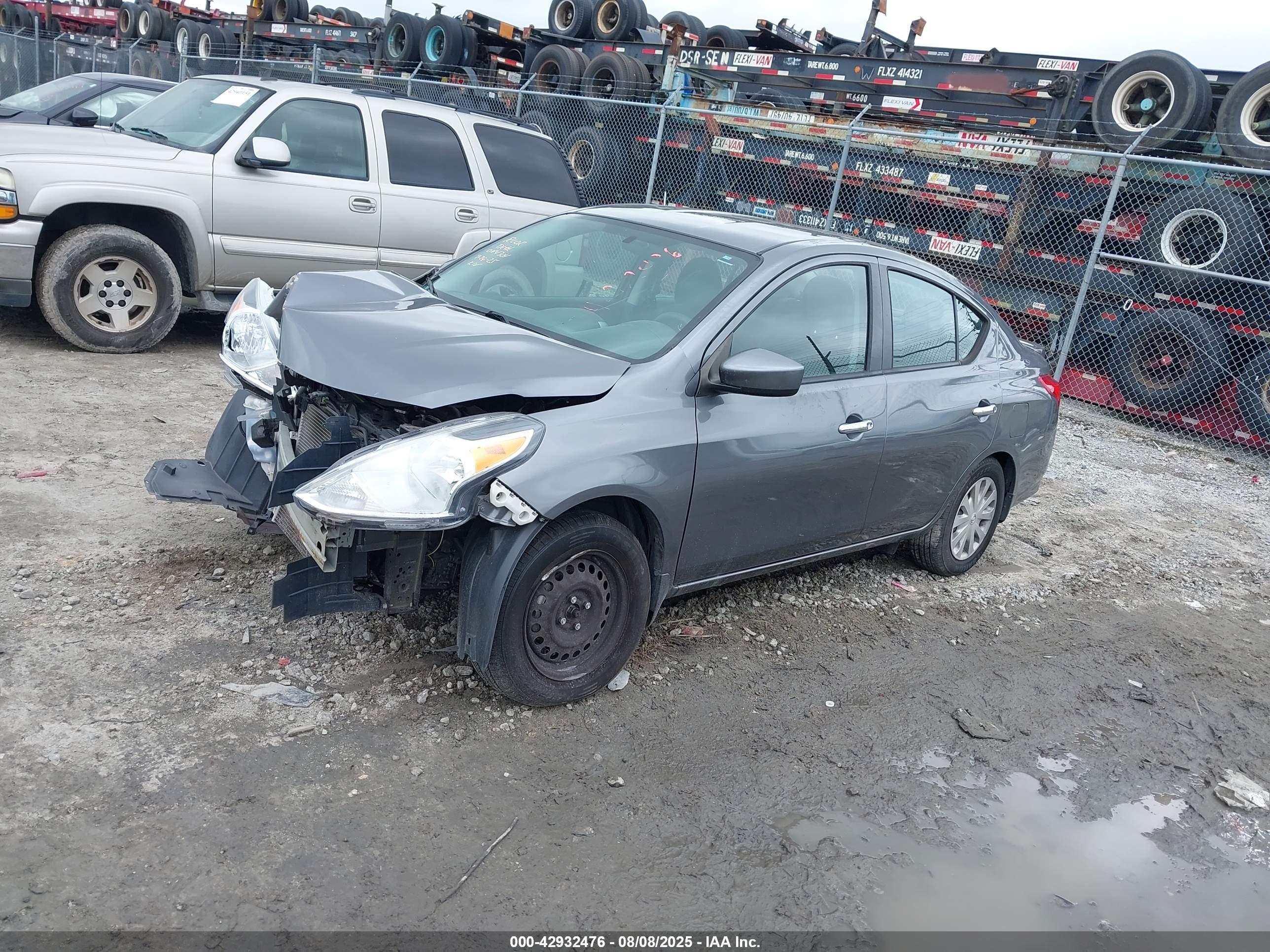 NISSAN VERSA image 2