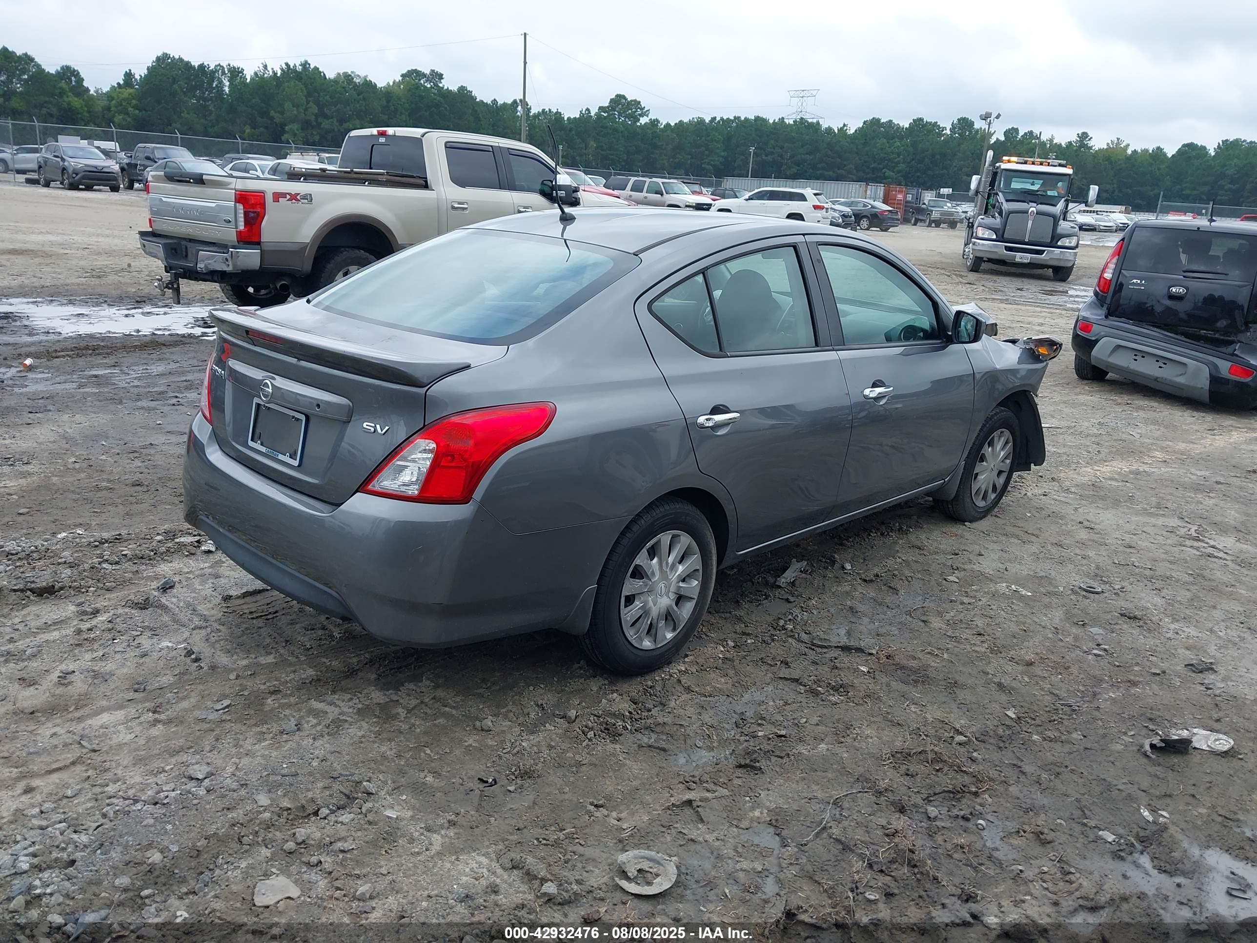 NISSAN VERSA image 4
