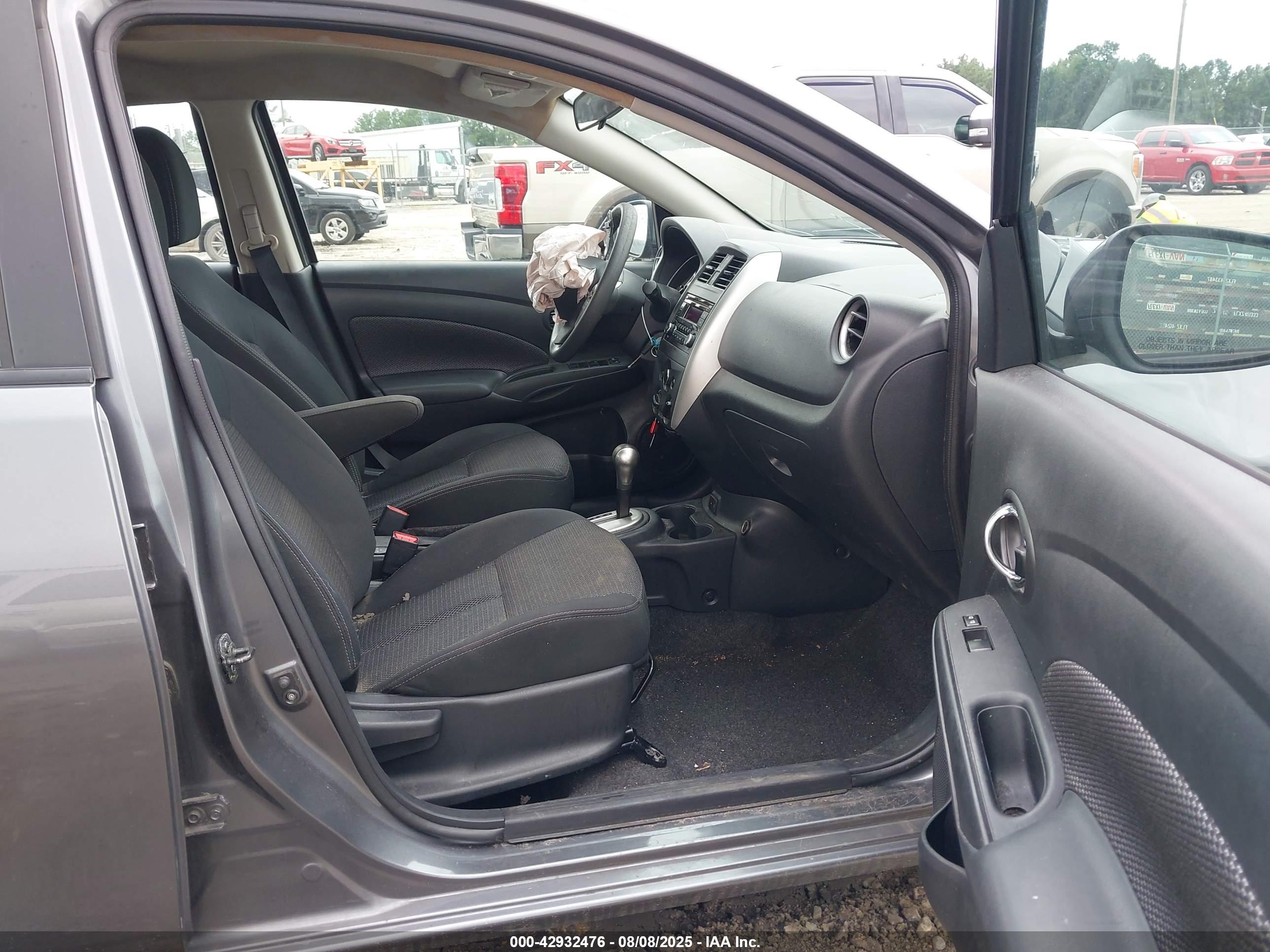 NISSAN VERSA image 5