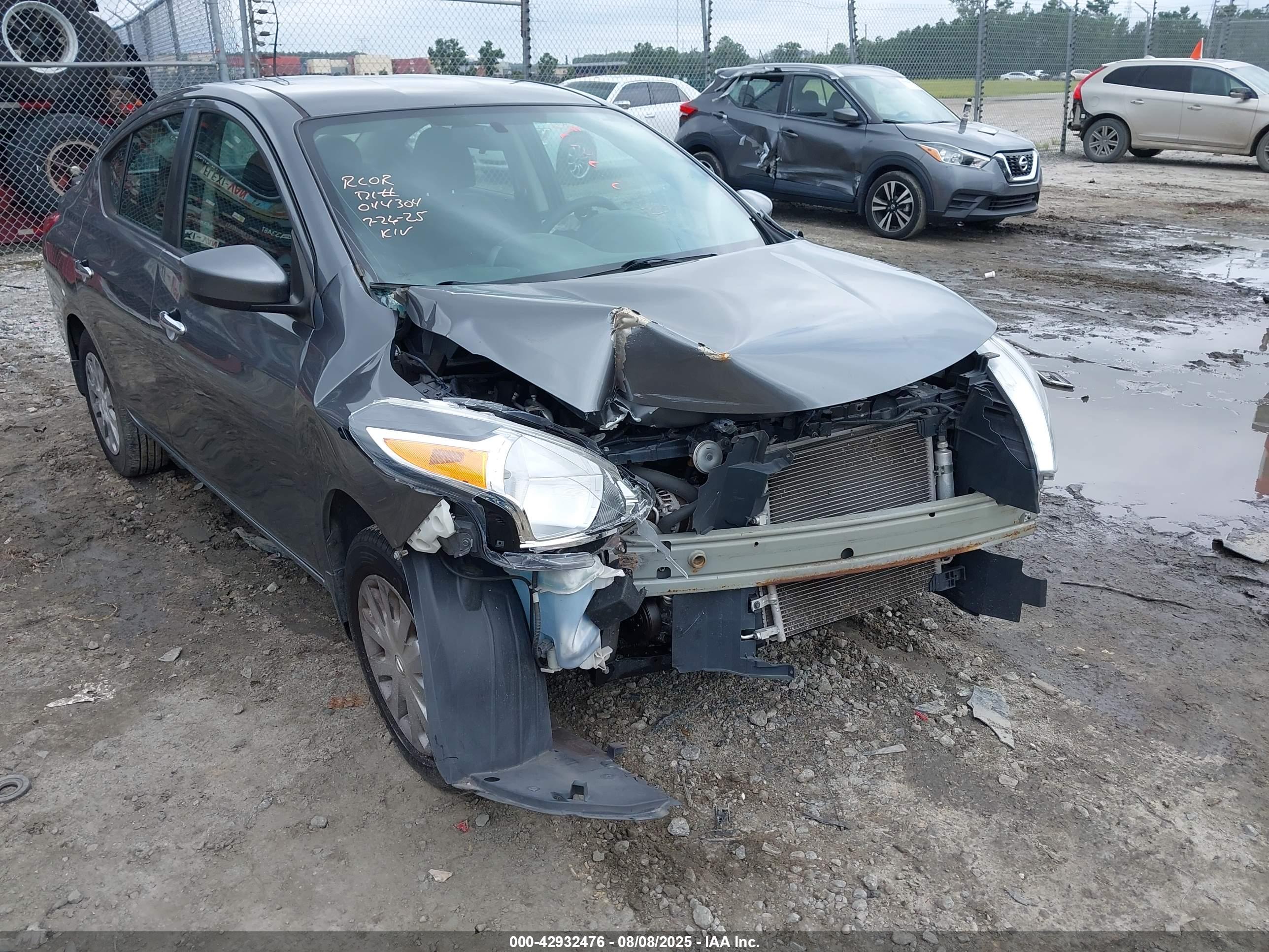 NISSAN VERSA image 6
