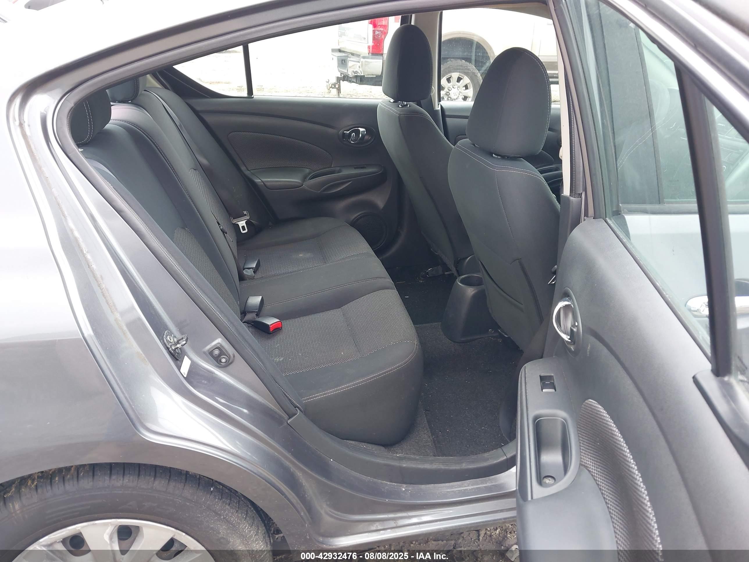 NISSAN VERSA image 8