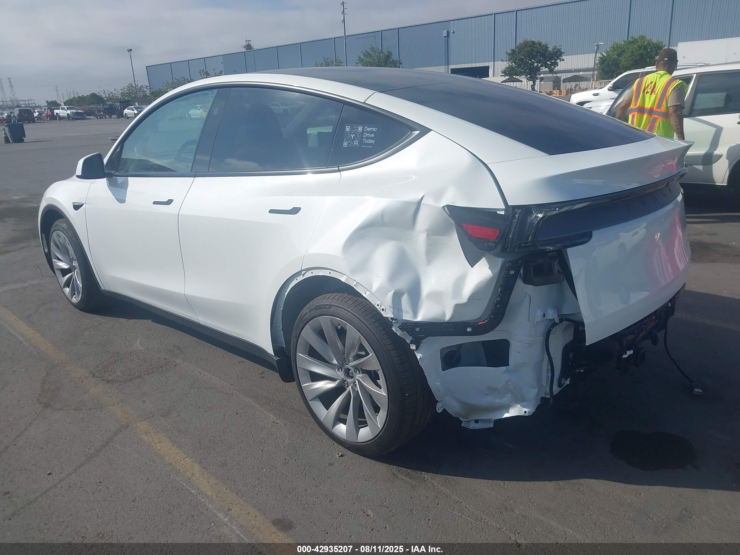 TESLA MODEL image 3
