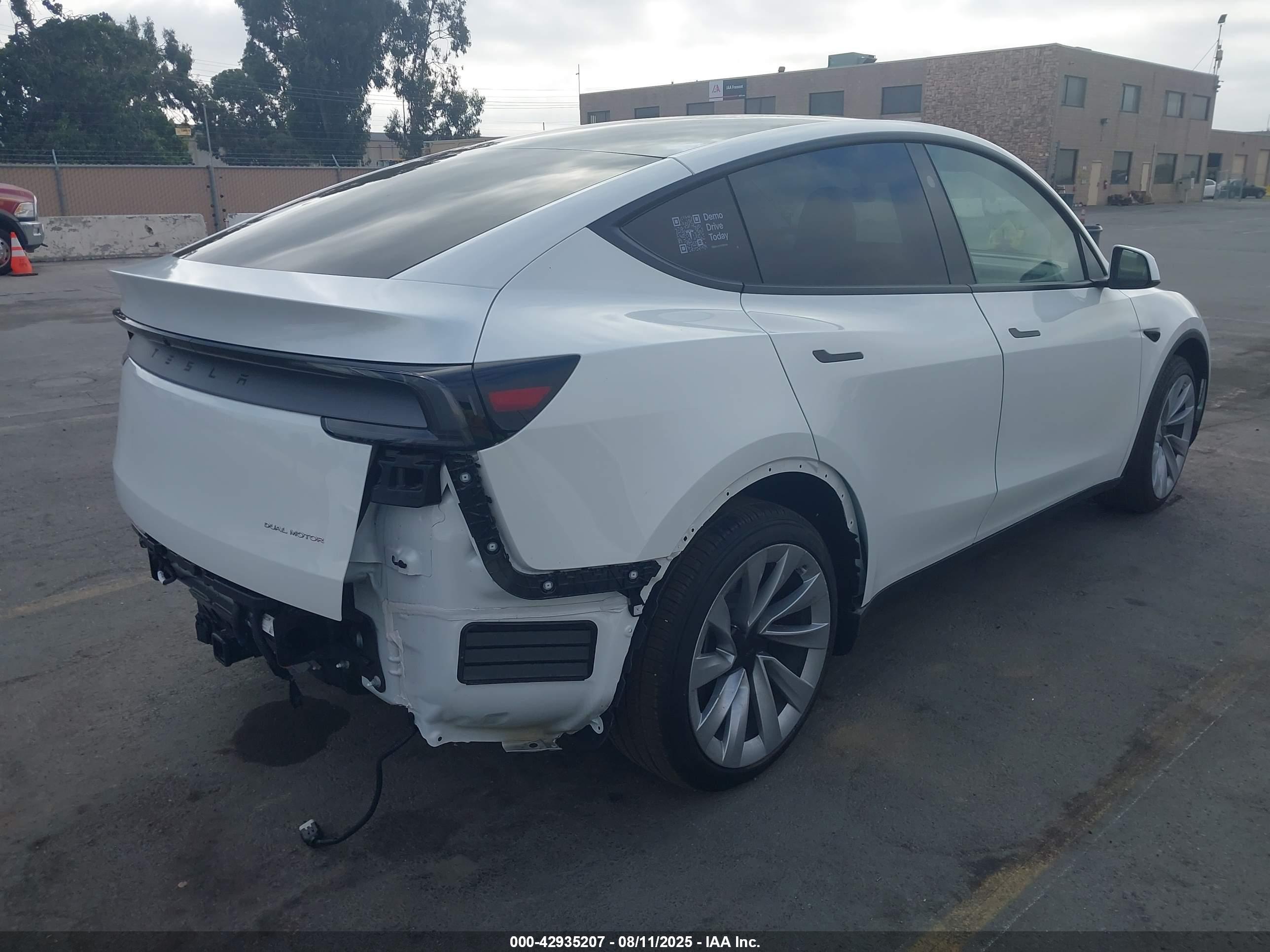 TESLA MODEL image 4