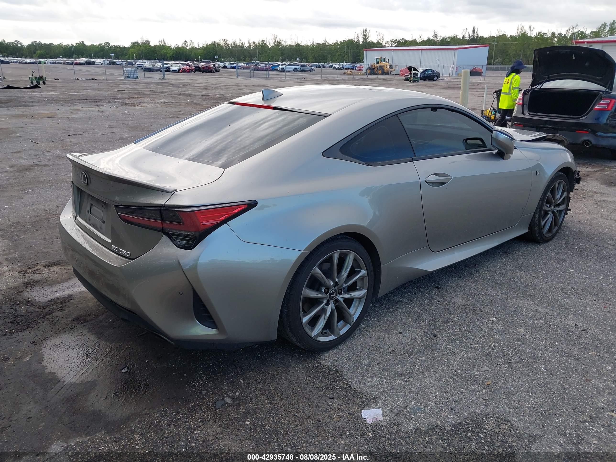 LEXUS RC image 4