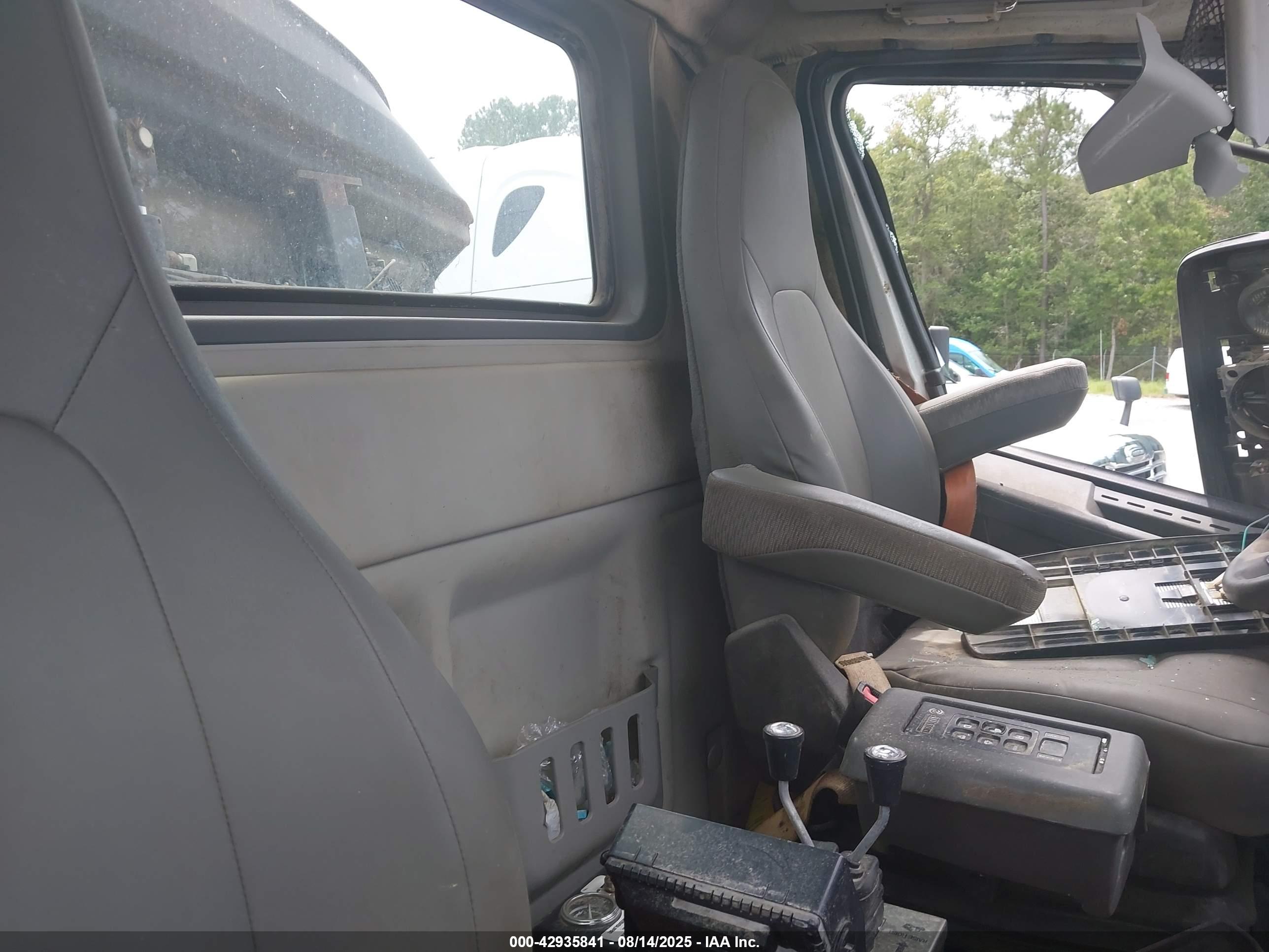 VOLVO VHD image 7