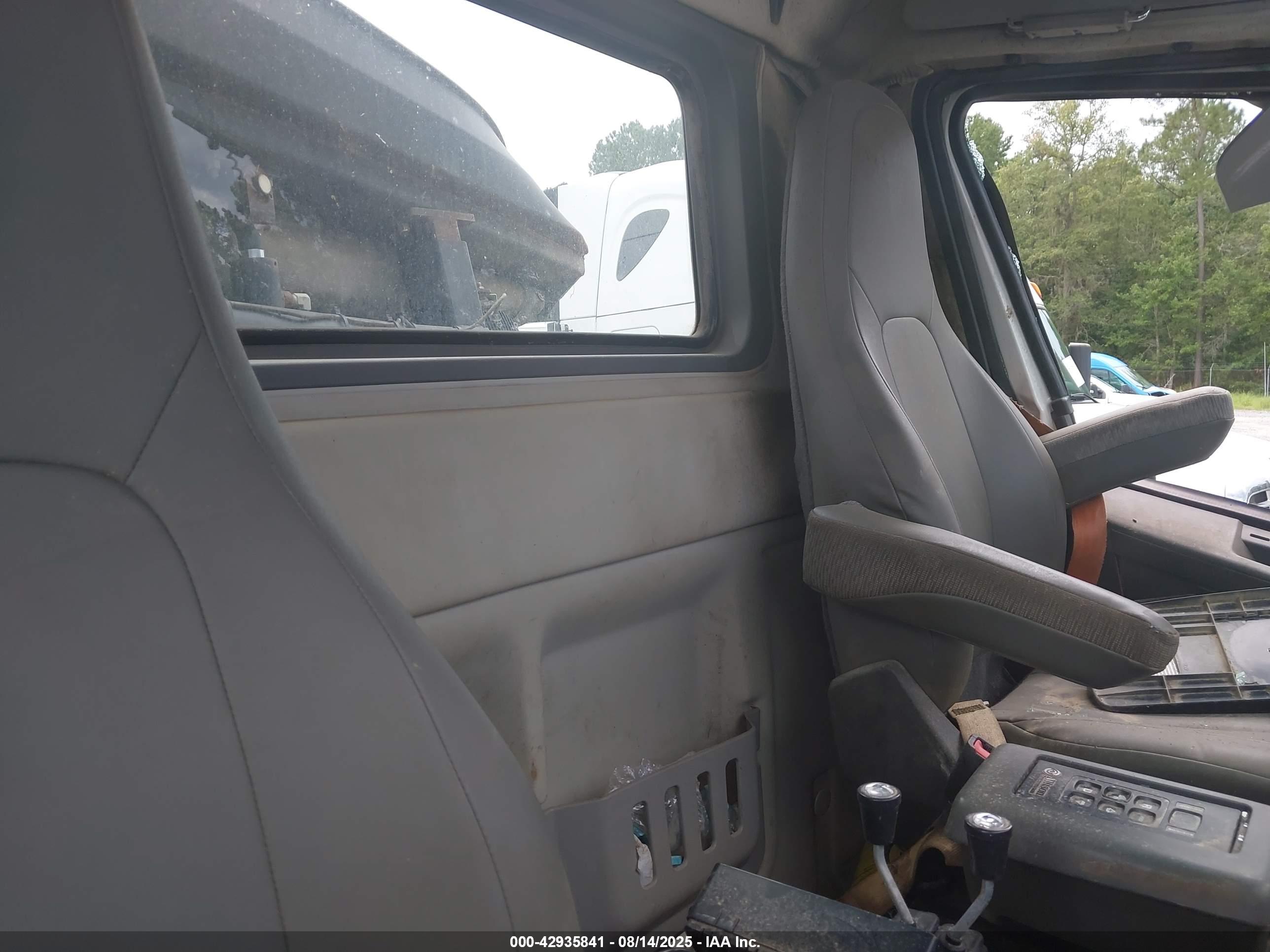 VOLVO VHD image 8