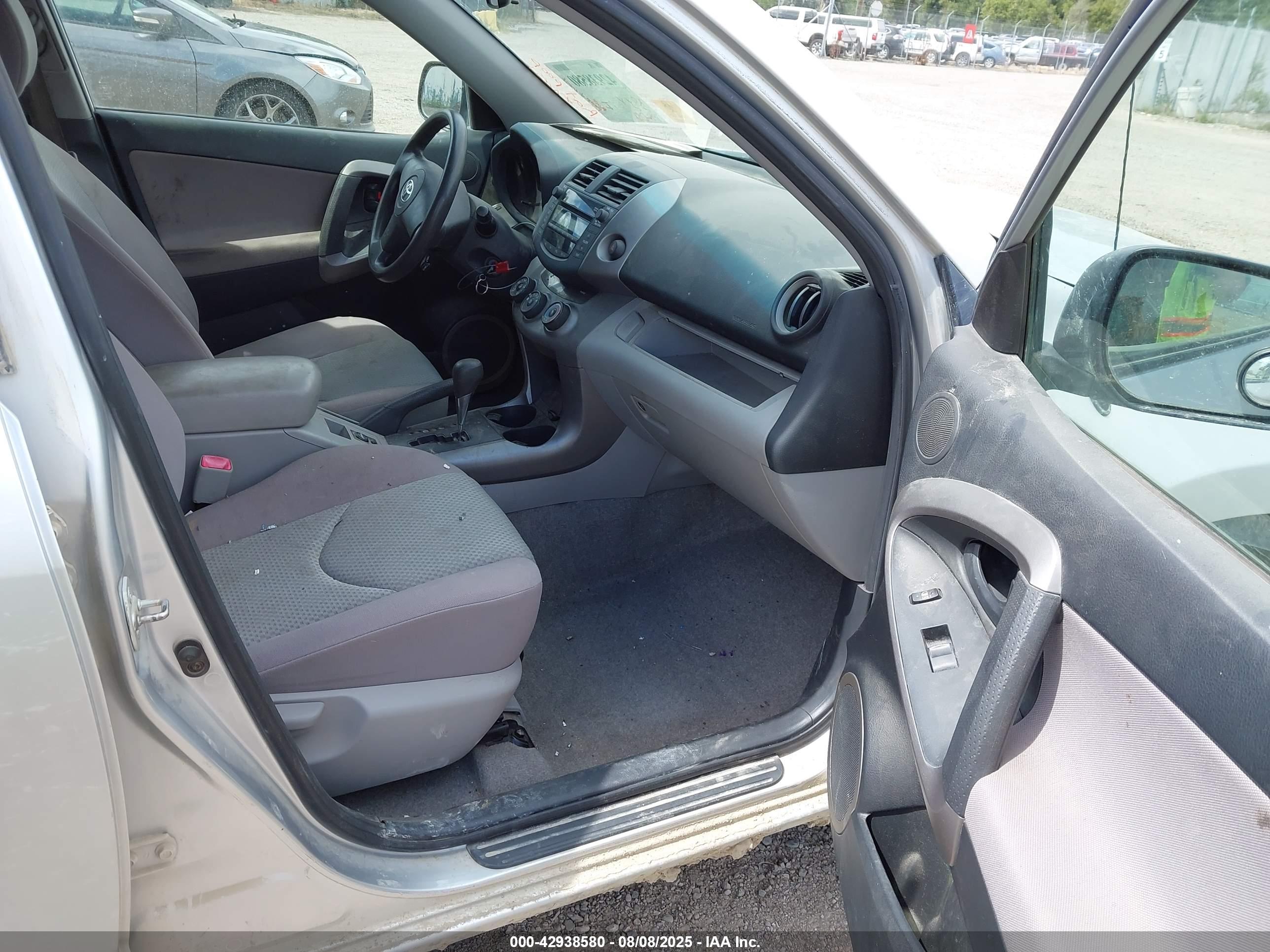 TOYOTA RAV4 image 5