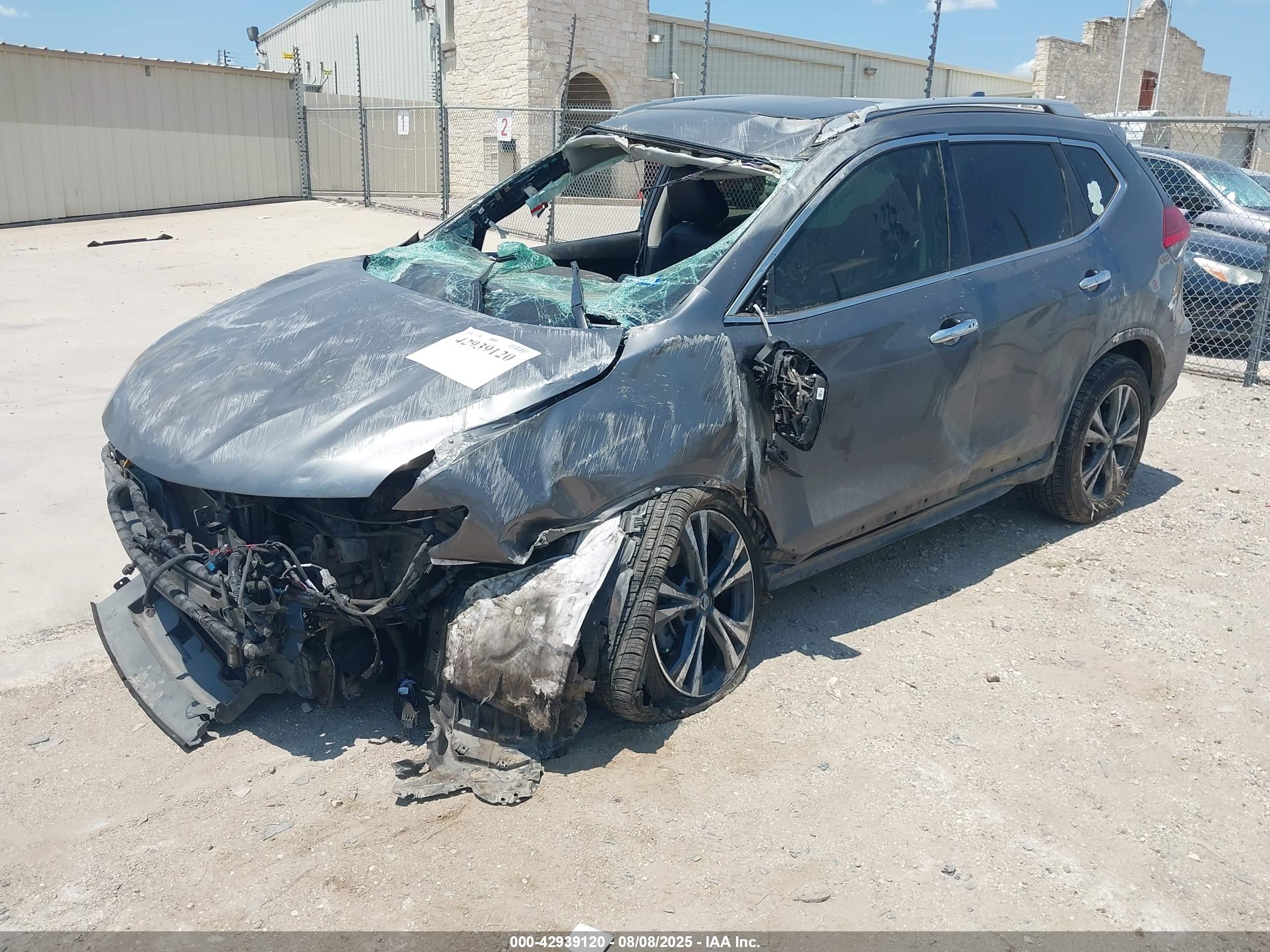 NISSAN ROGUE image 2