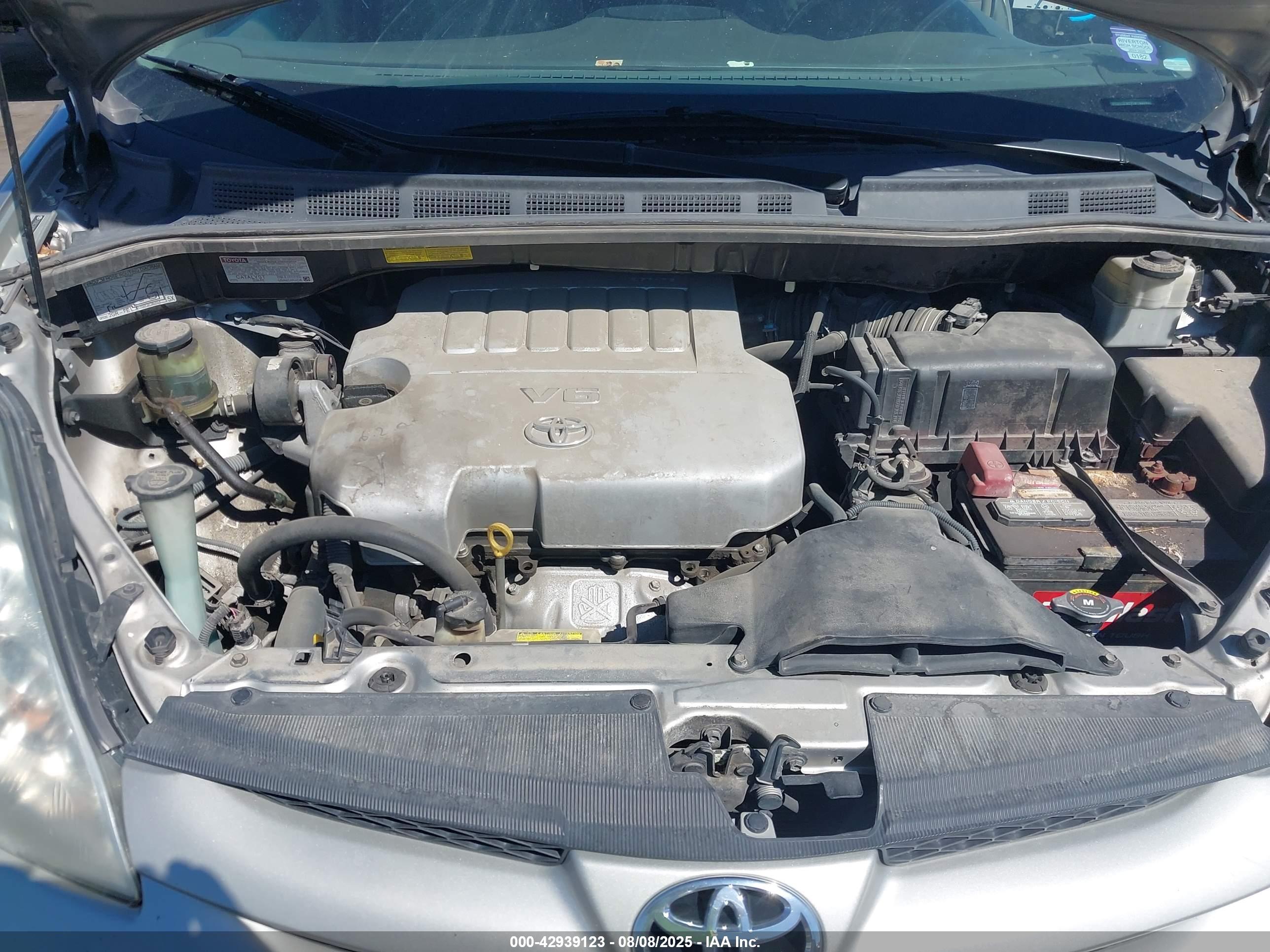 TOYOTA SIENNA image 10