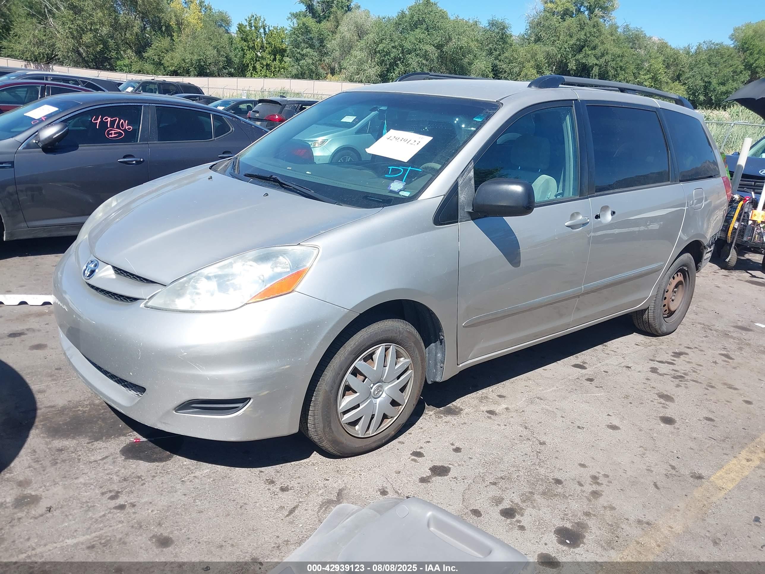 TOYOTA SIENNA image 2