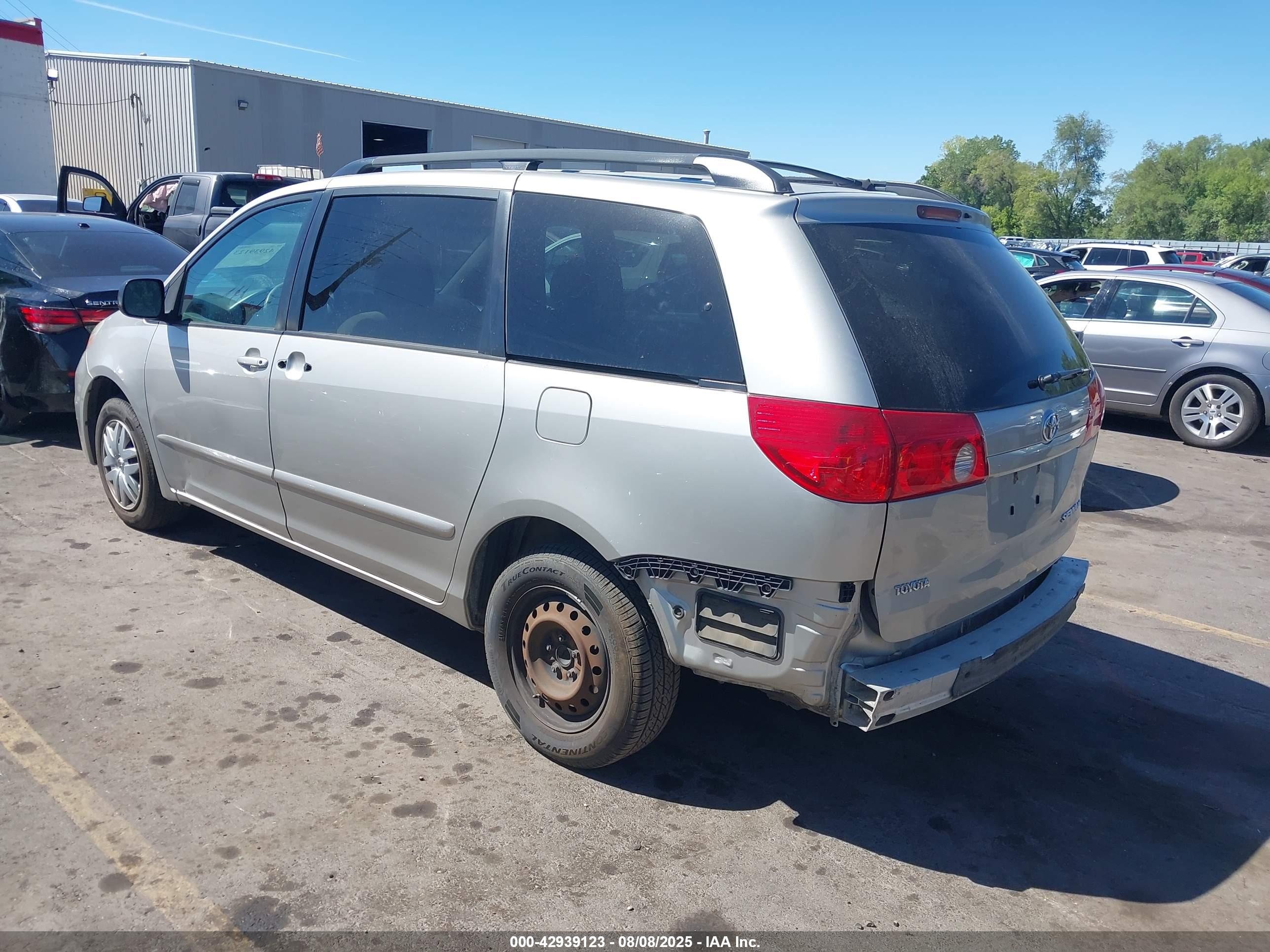 TOYOTA SIENNA image 3