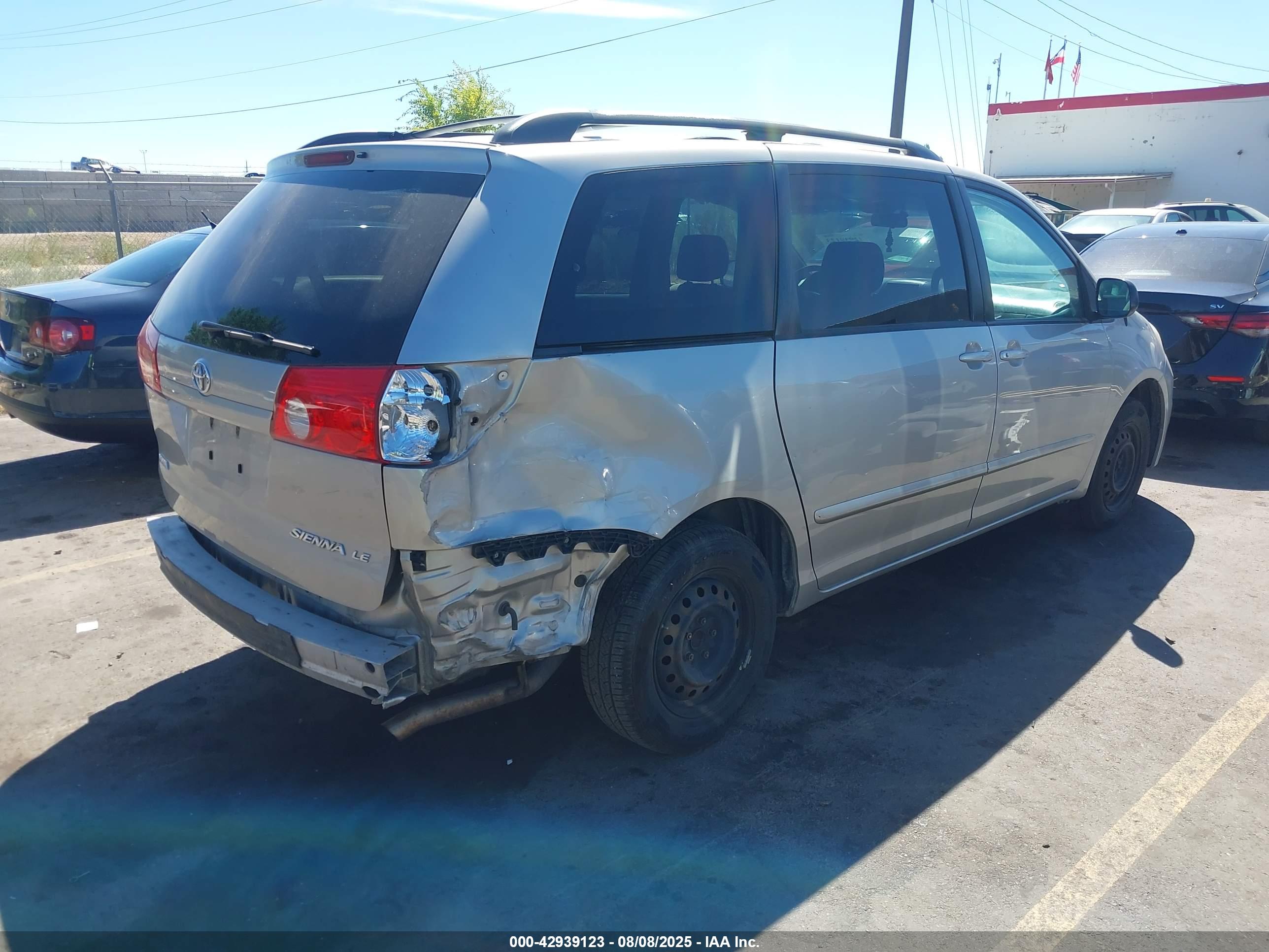 TOYOTA SIENNA image 4