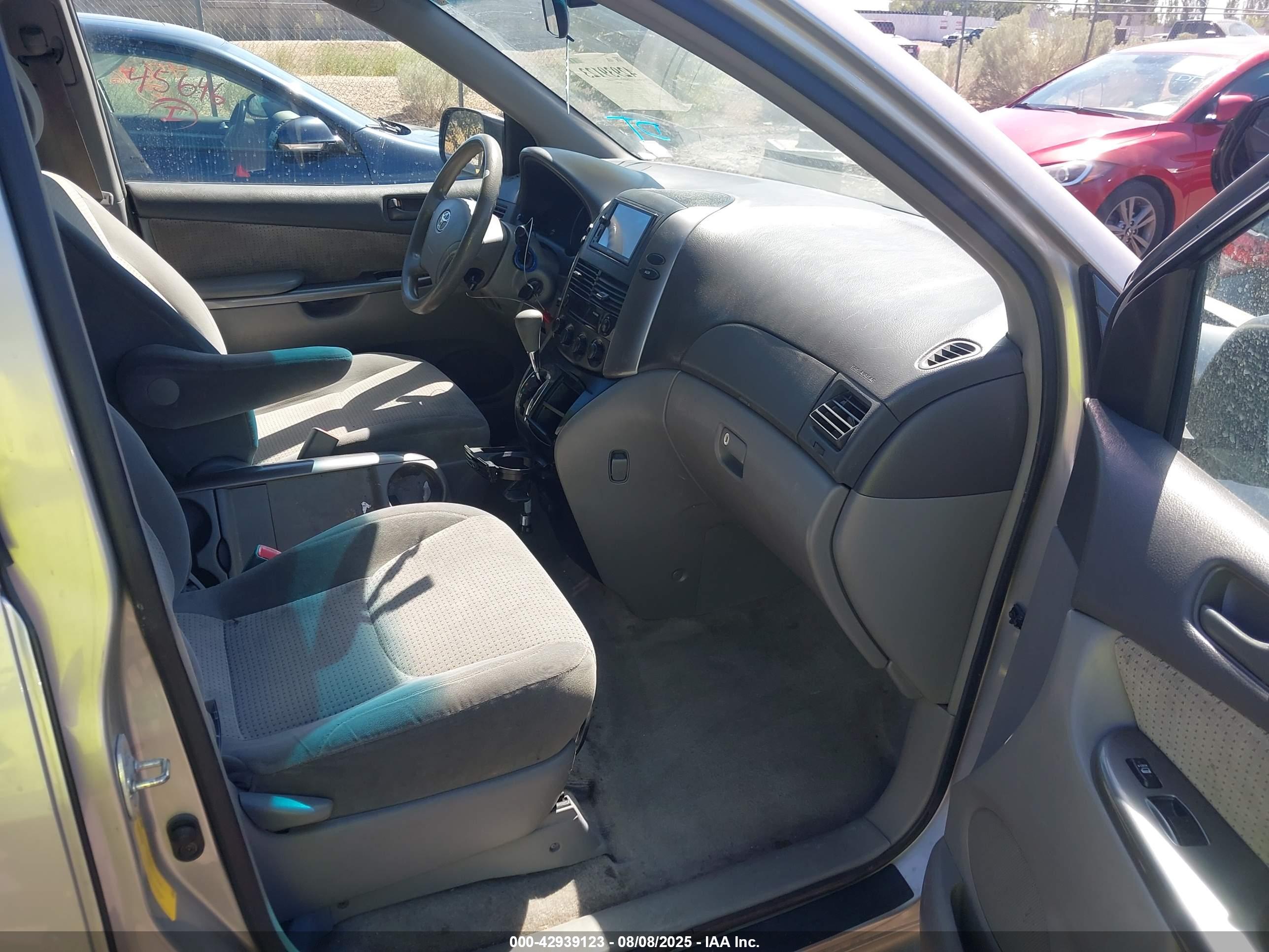 TOYOTA SIENNA image 5