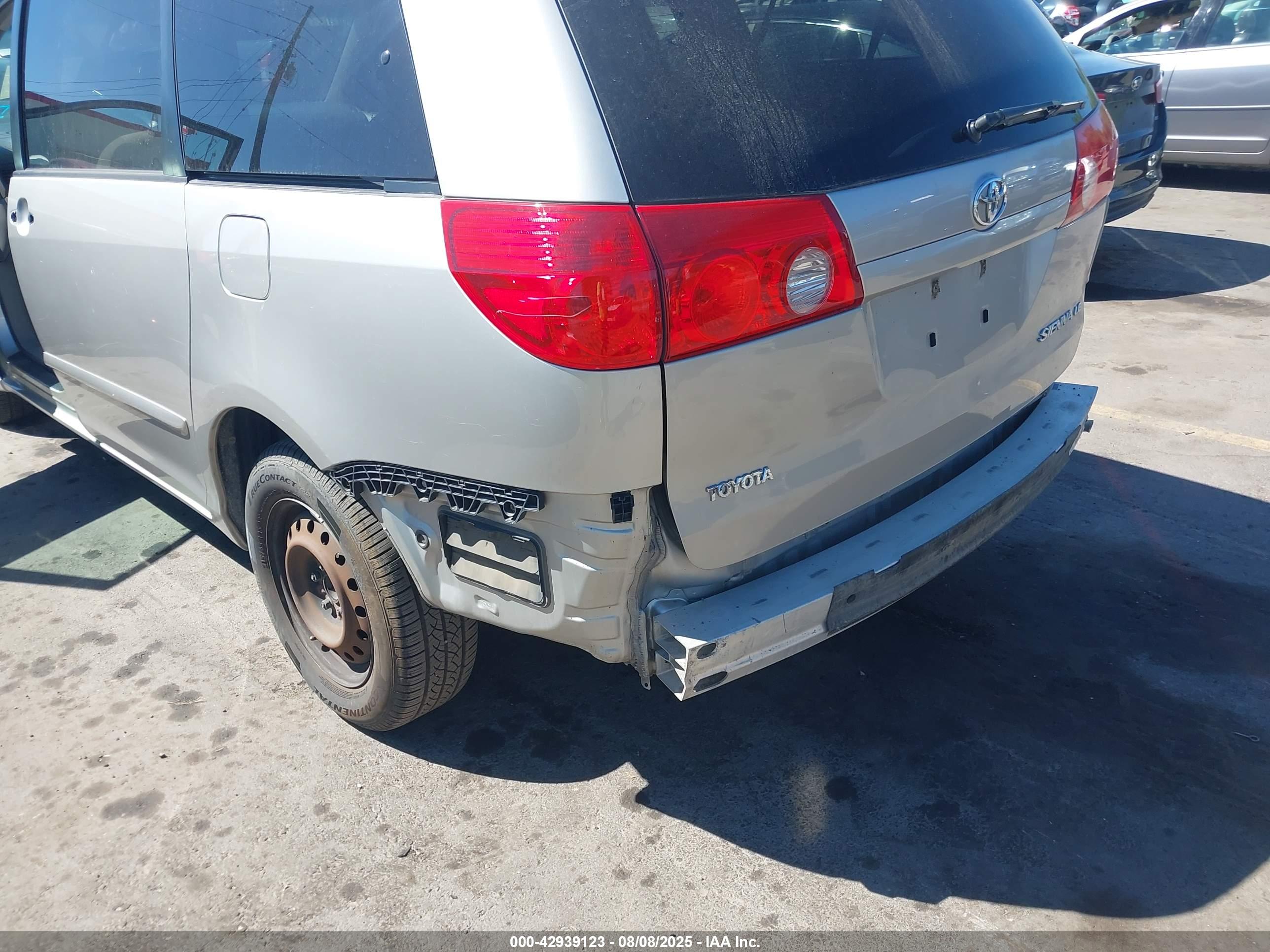 TOYOTA SIENNA image 6