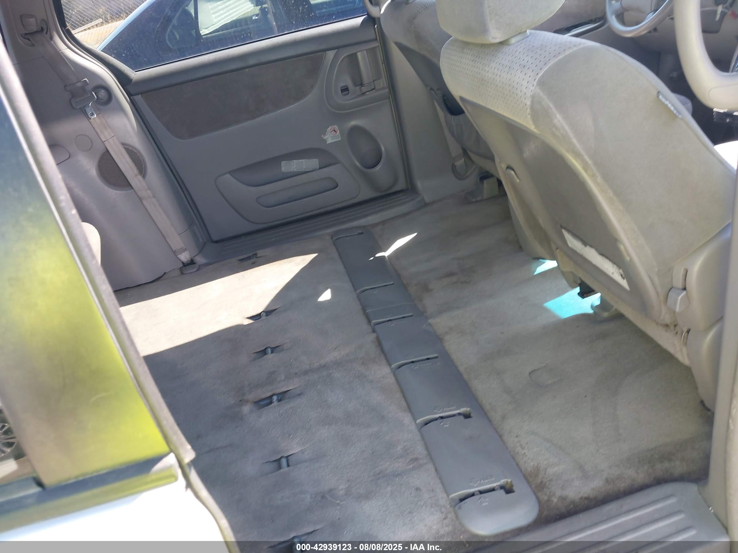 TOYOTA SIENNA image 8