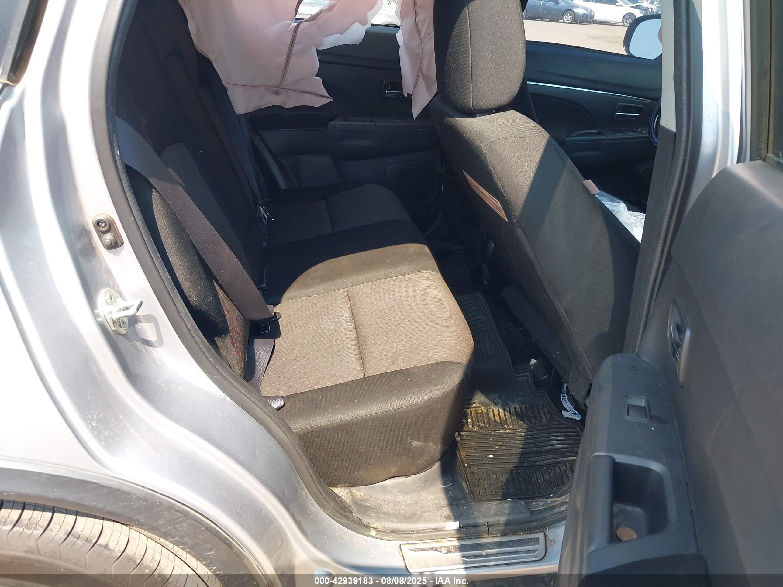 MITSUBISHI OUTLANDER image 8