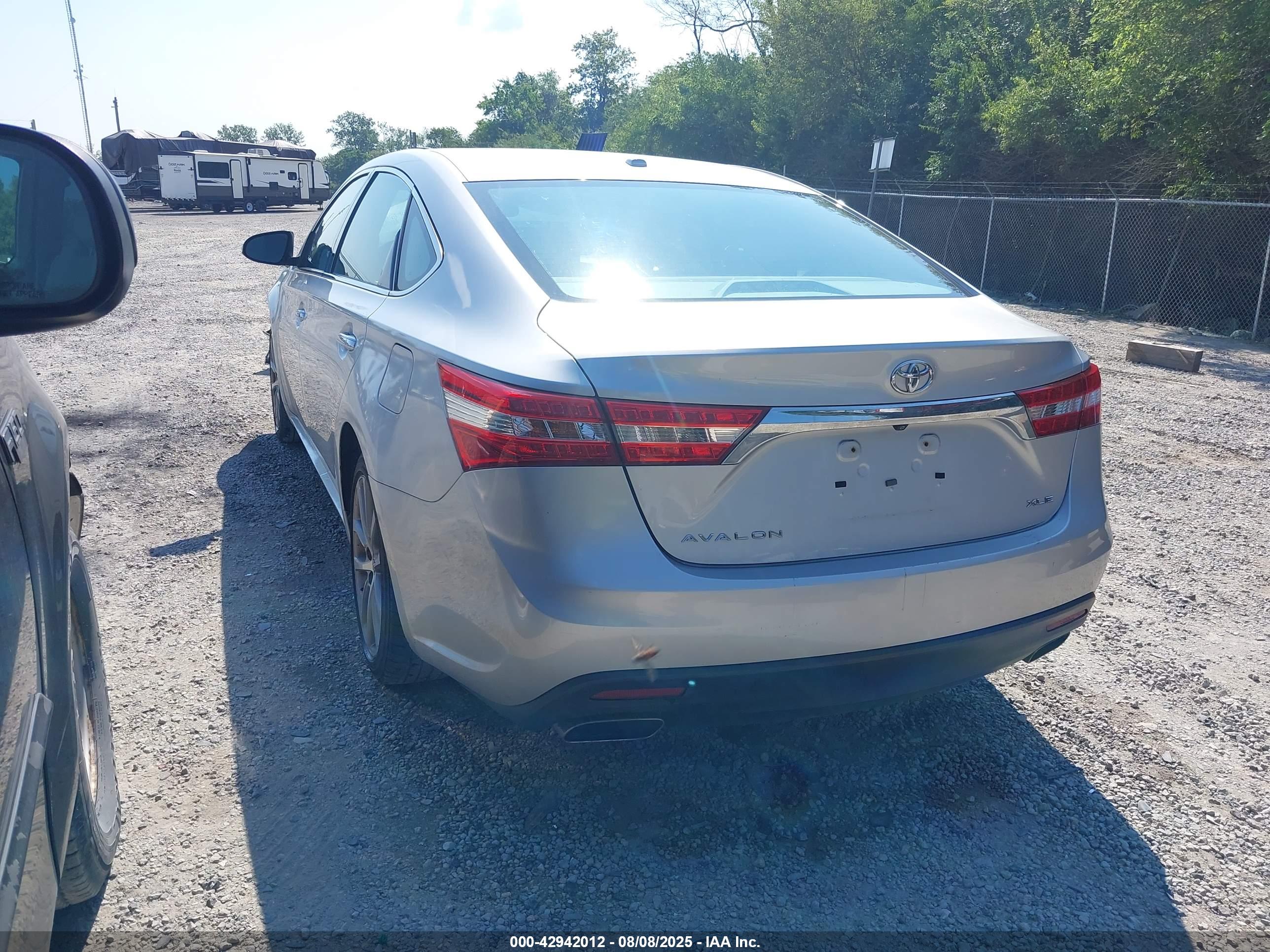 TOYOTA AVALON image 3