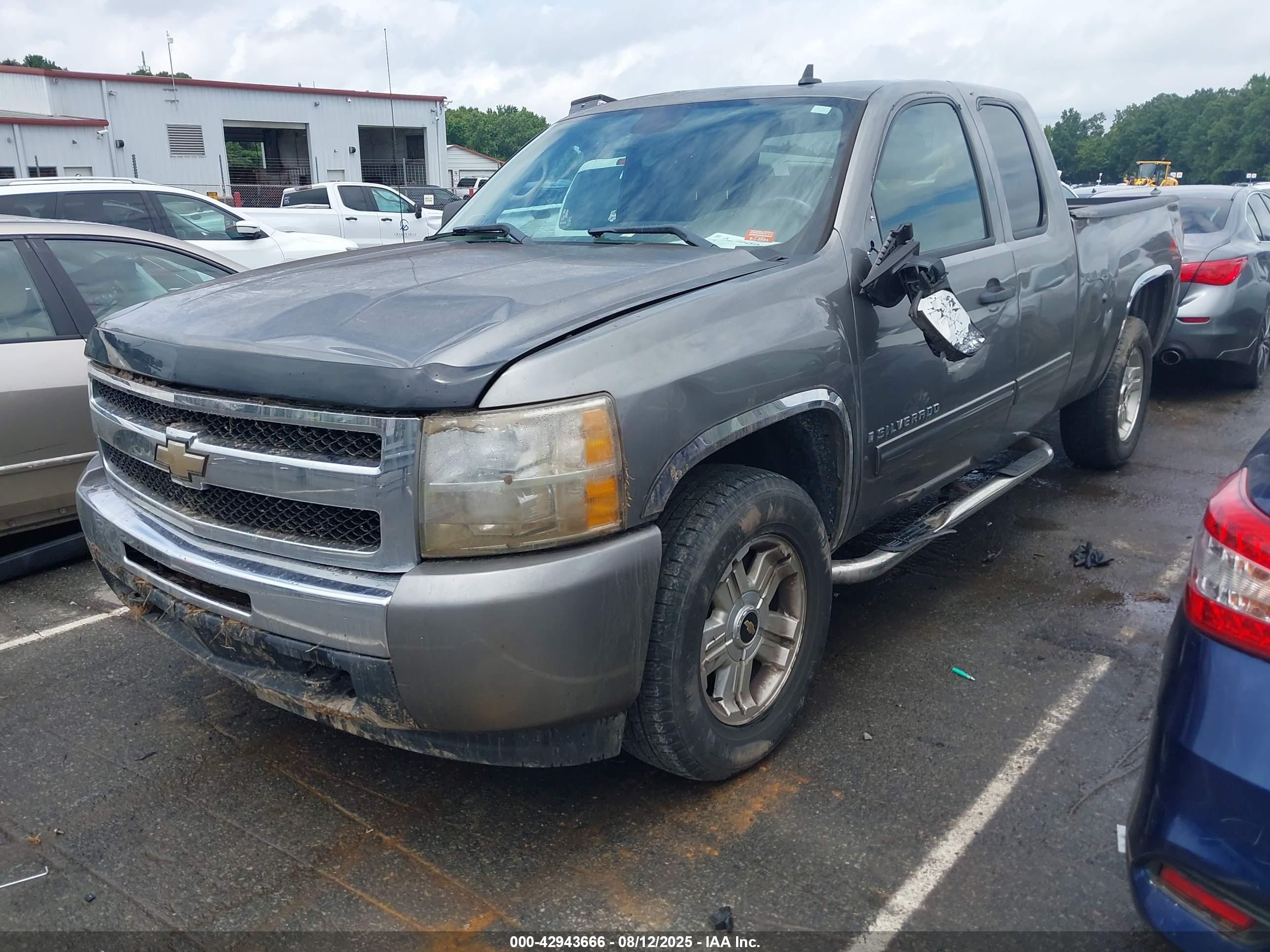 CHEVROLET SILVERADO image 2