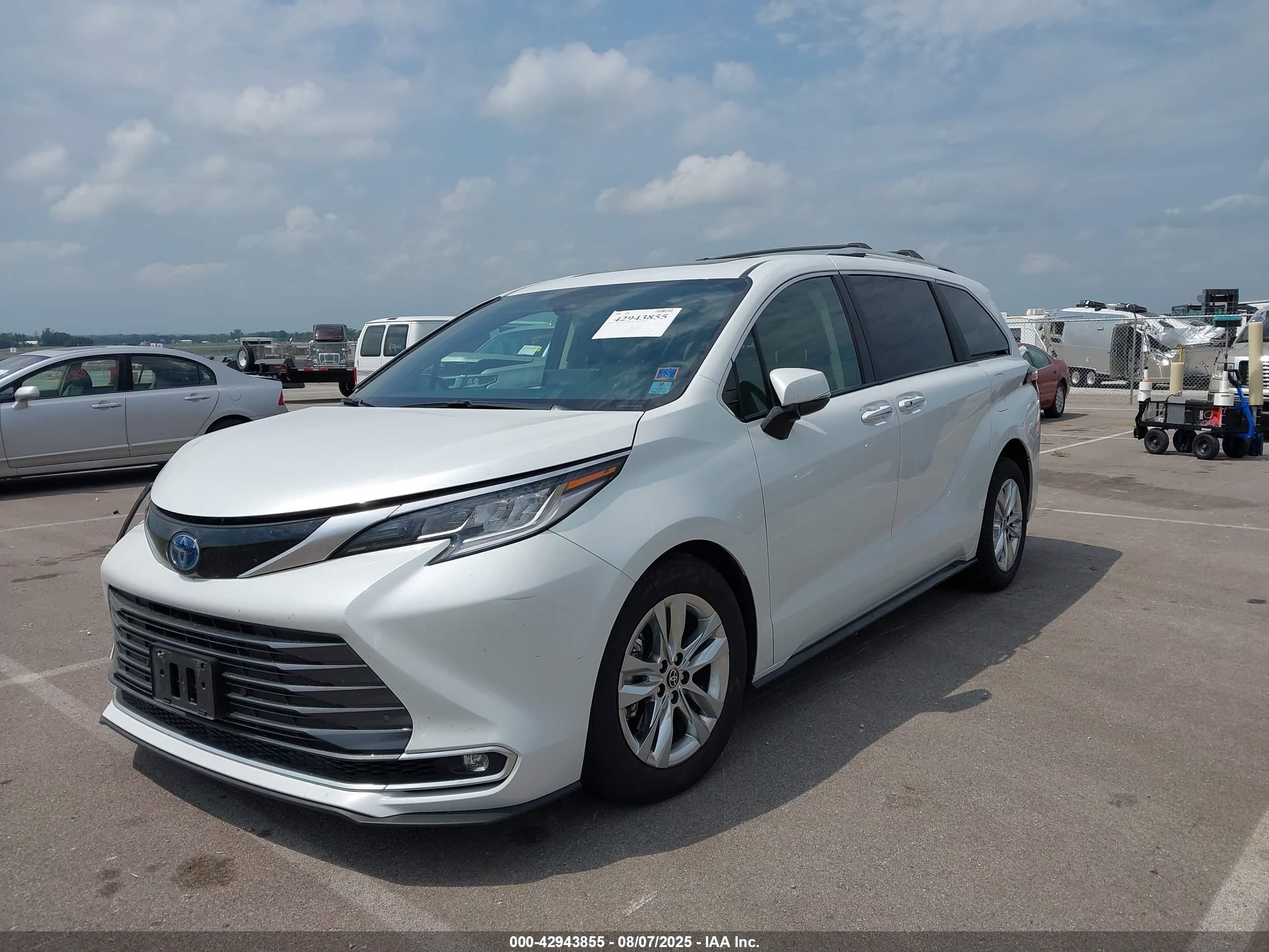 TOYOTA SIENNA image 2