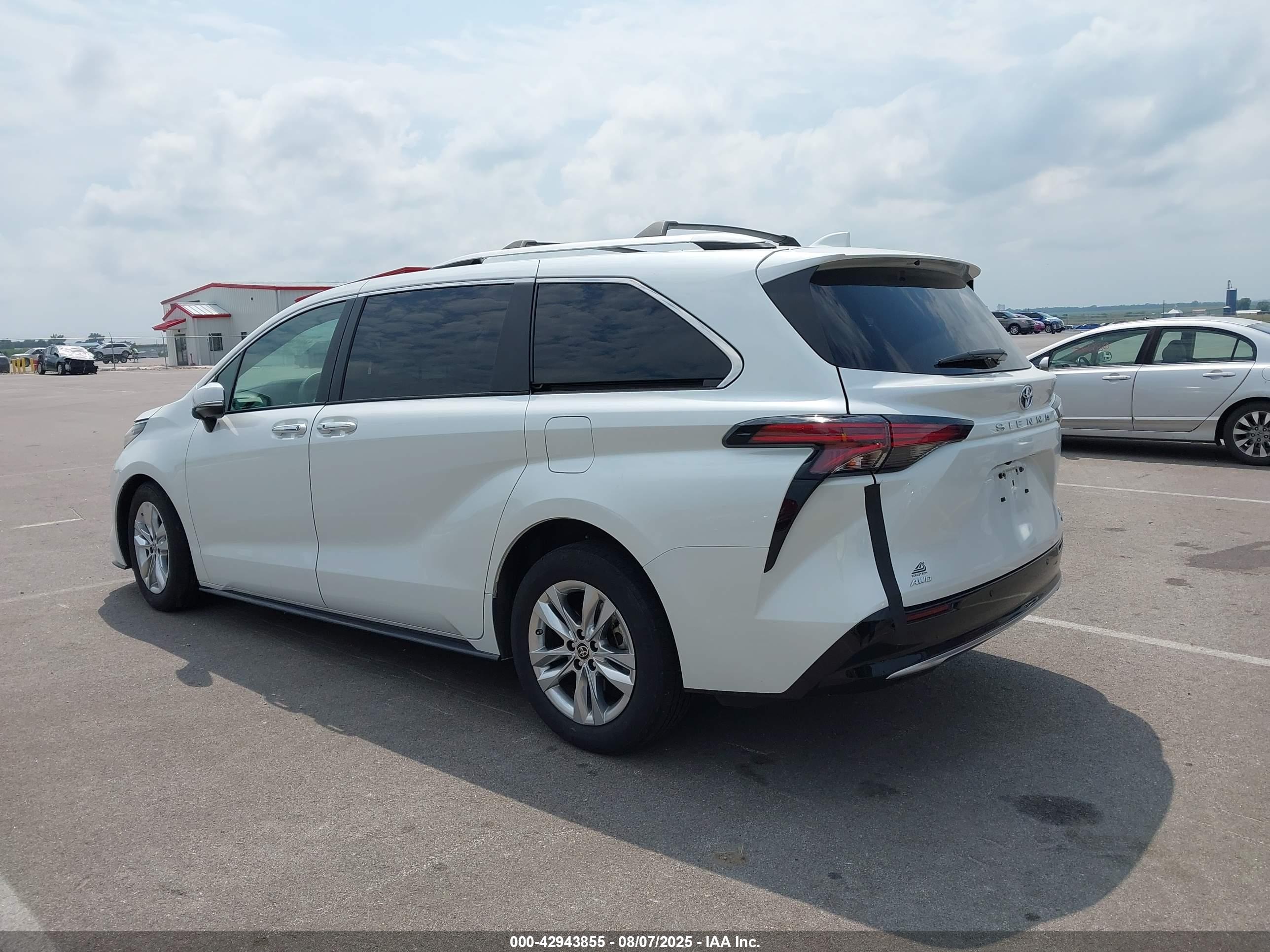 TOYOTA SIENNA image 3