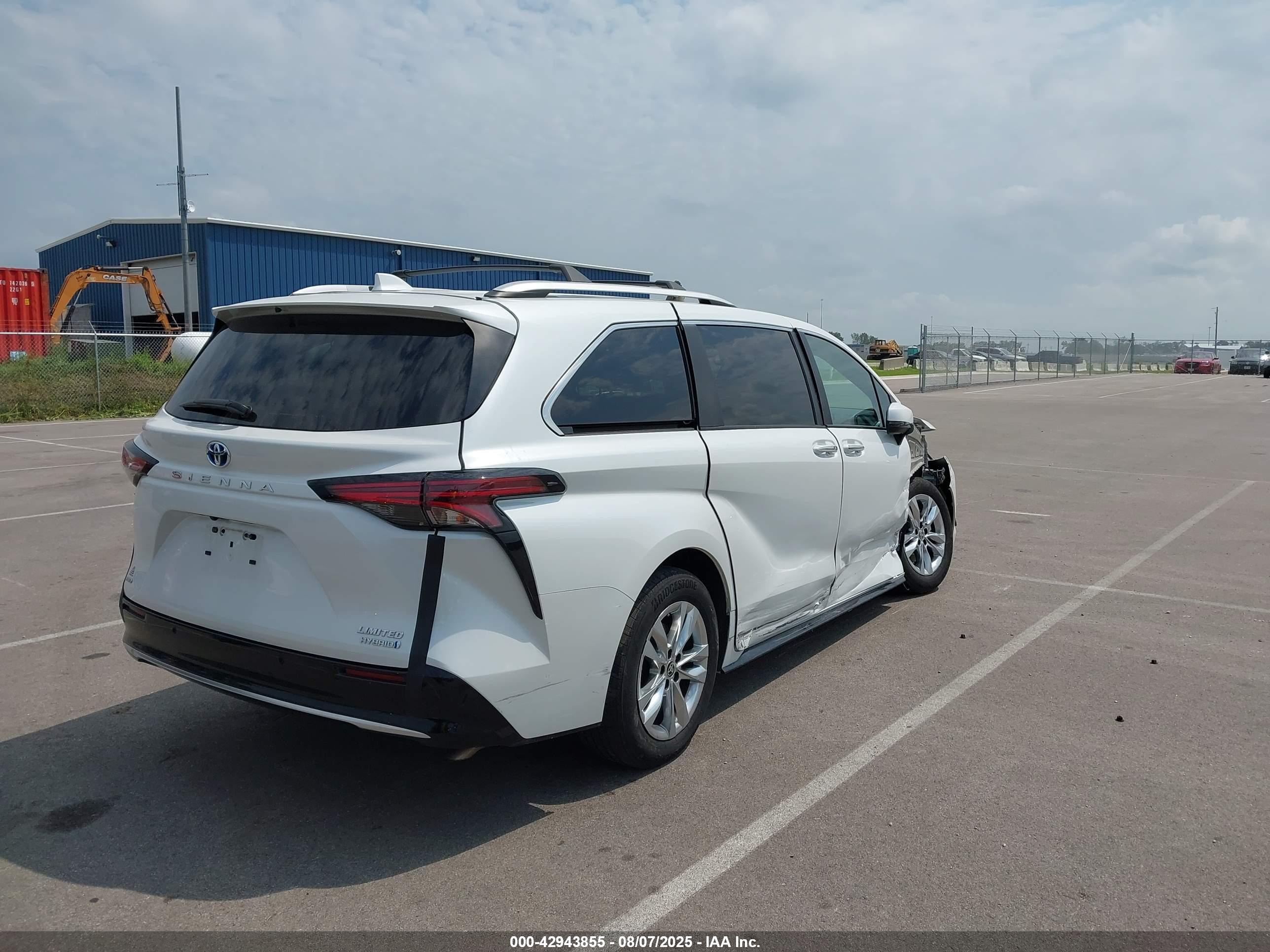 TOYOTA SIENNA image 4