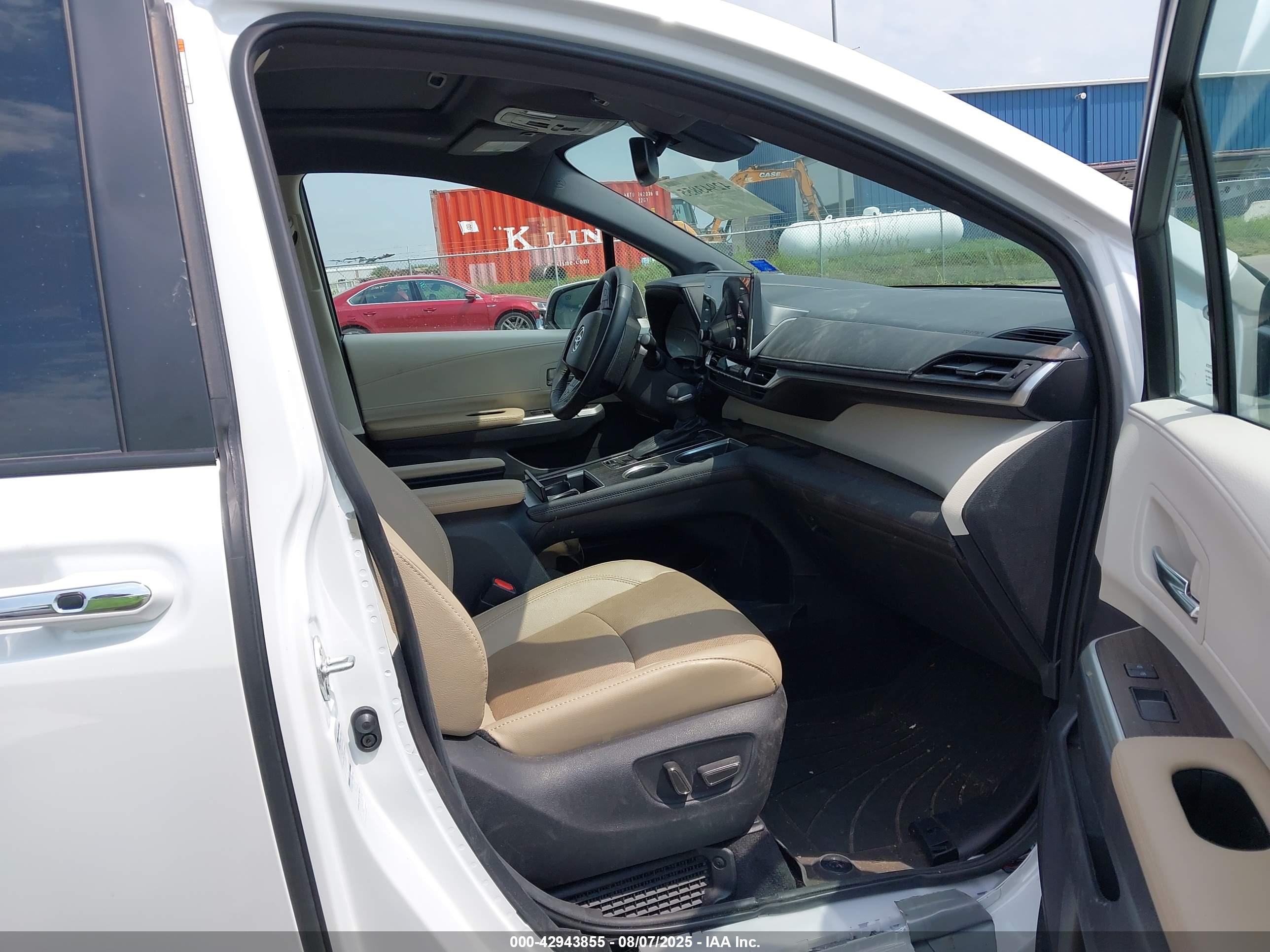TOYOTA SIENNA image 5
