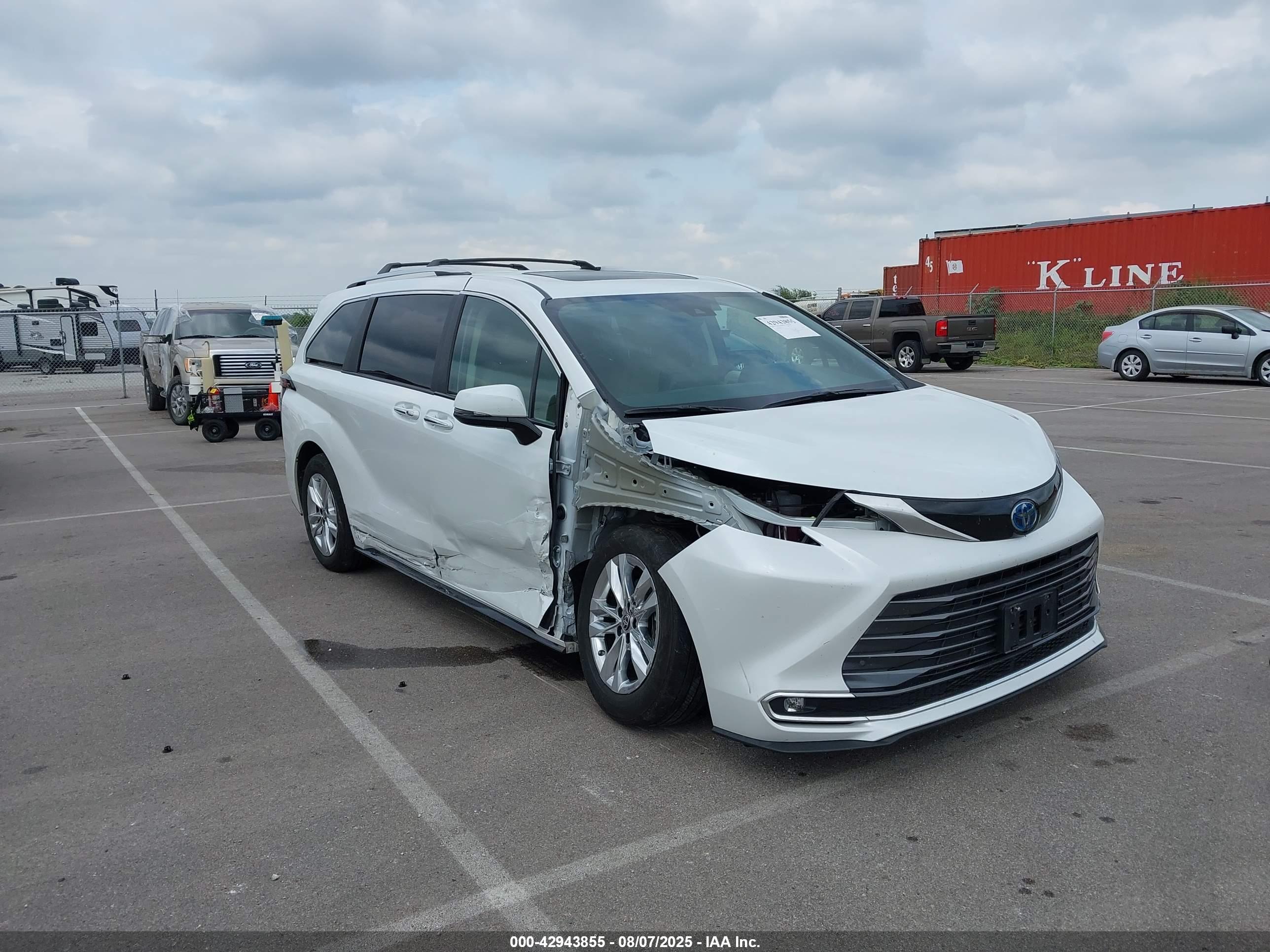 TOYOTA SIENNA image 6