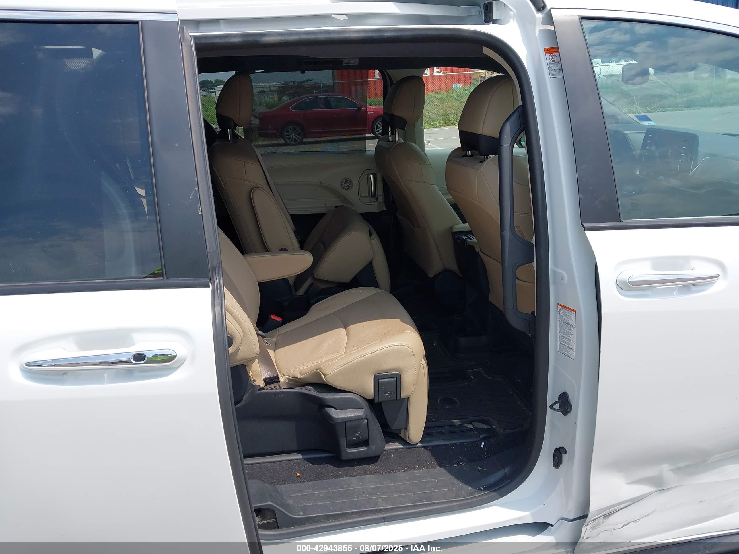 TOYOTA SIENNA image 8