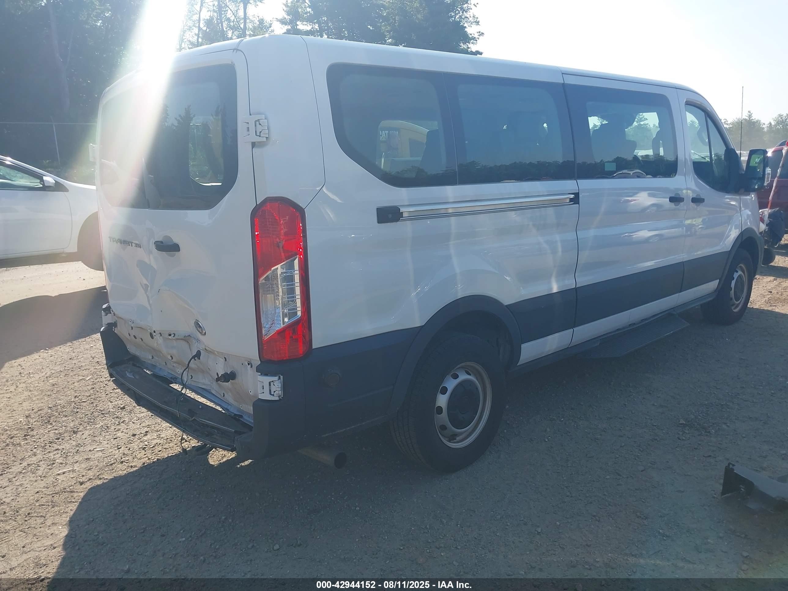 FORD TRANSIT-350 image 4
