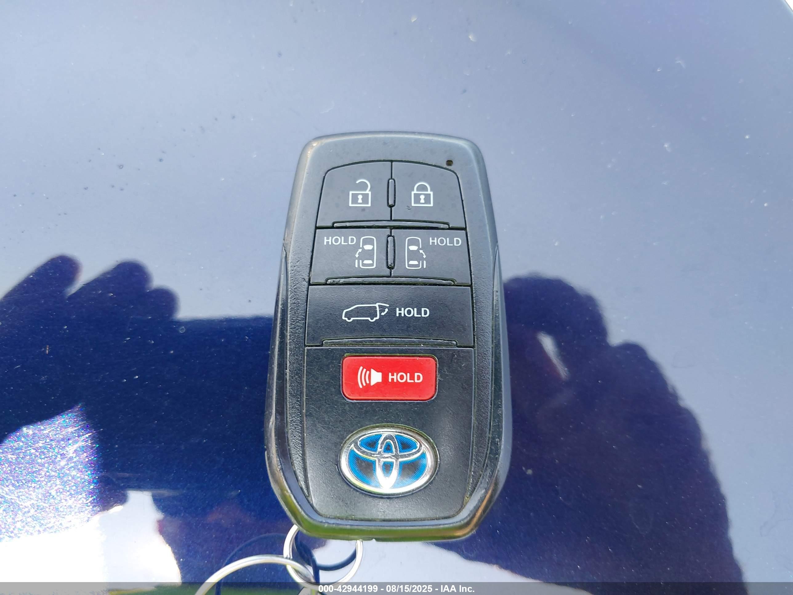 TOYOTA SIENNA image 11