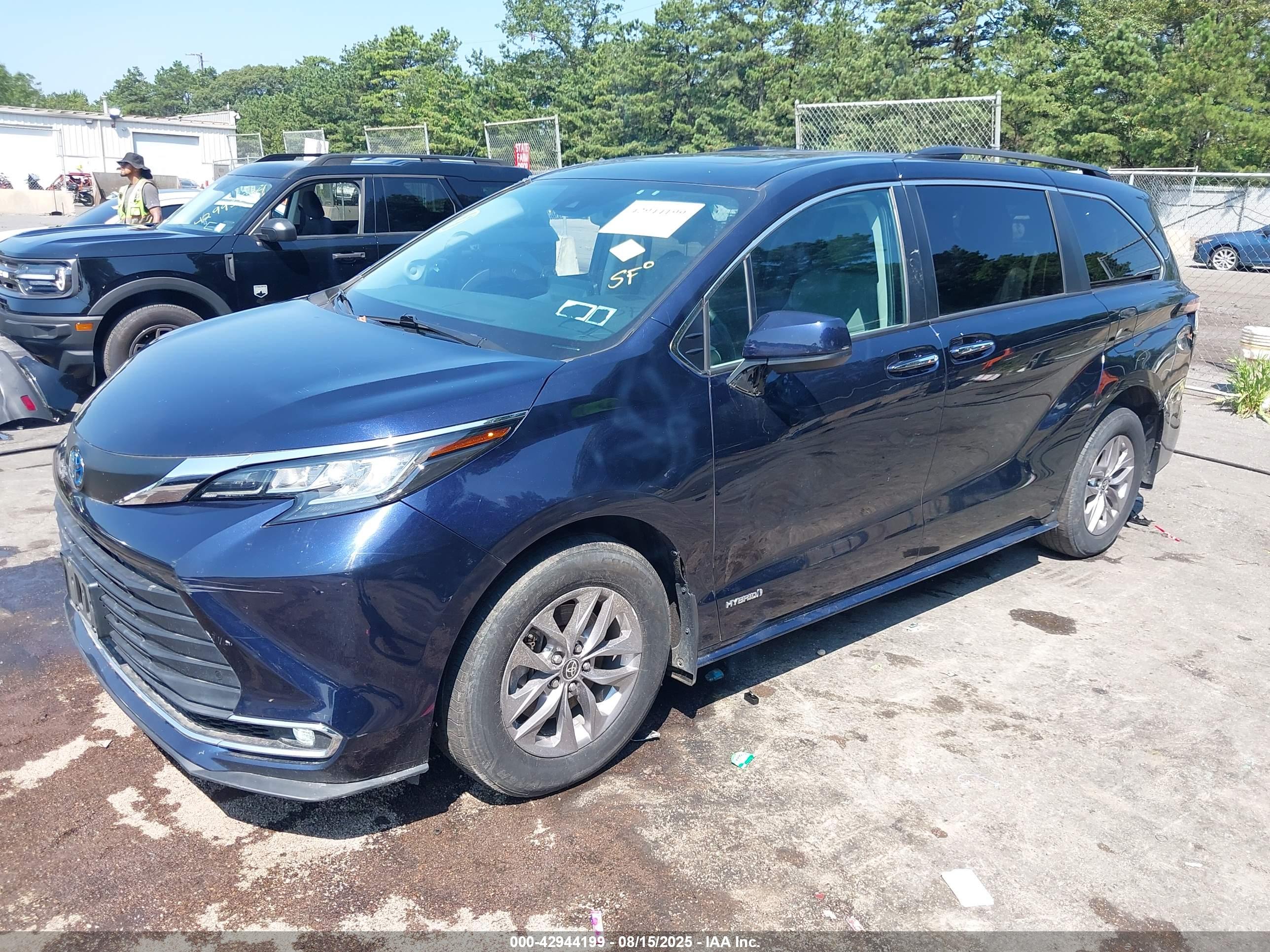 TOYOTA SIENNA image 2