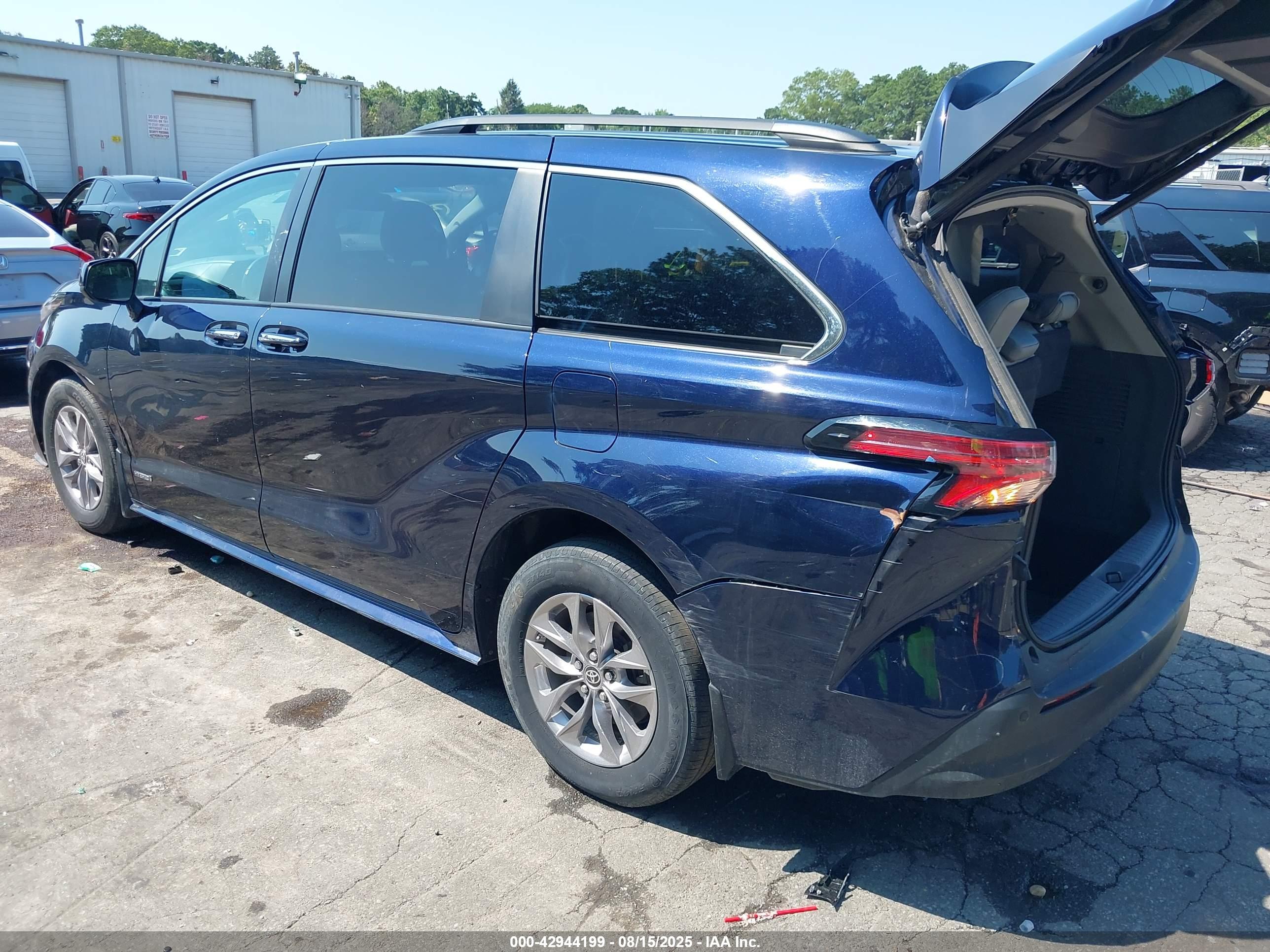 TOYOTA SIENNA image 3