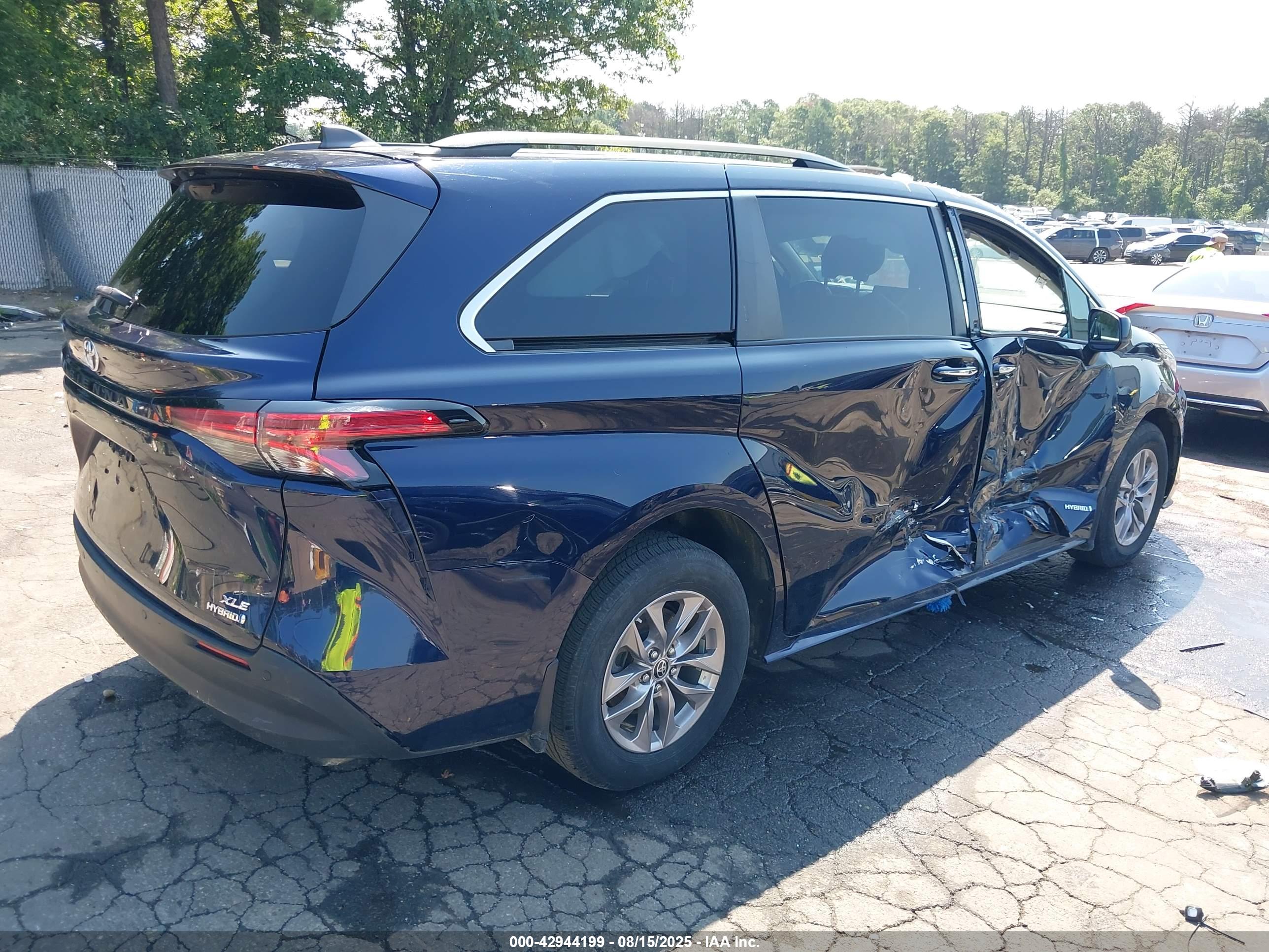 TOYOTA SIENNA image 4