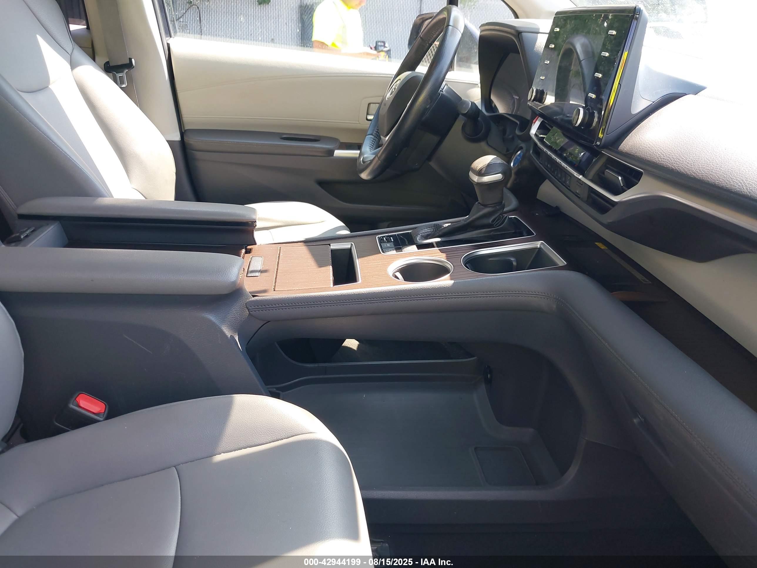 TOYOTA SIENNA image 5