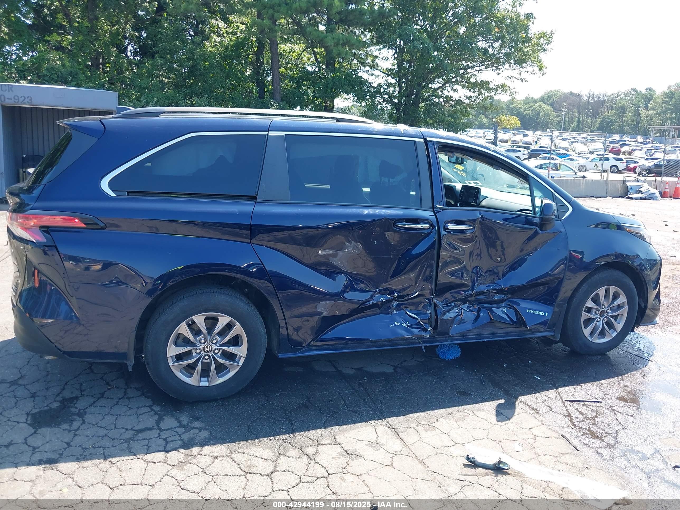 TOYOTA SIENNA image 6