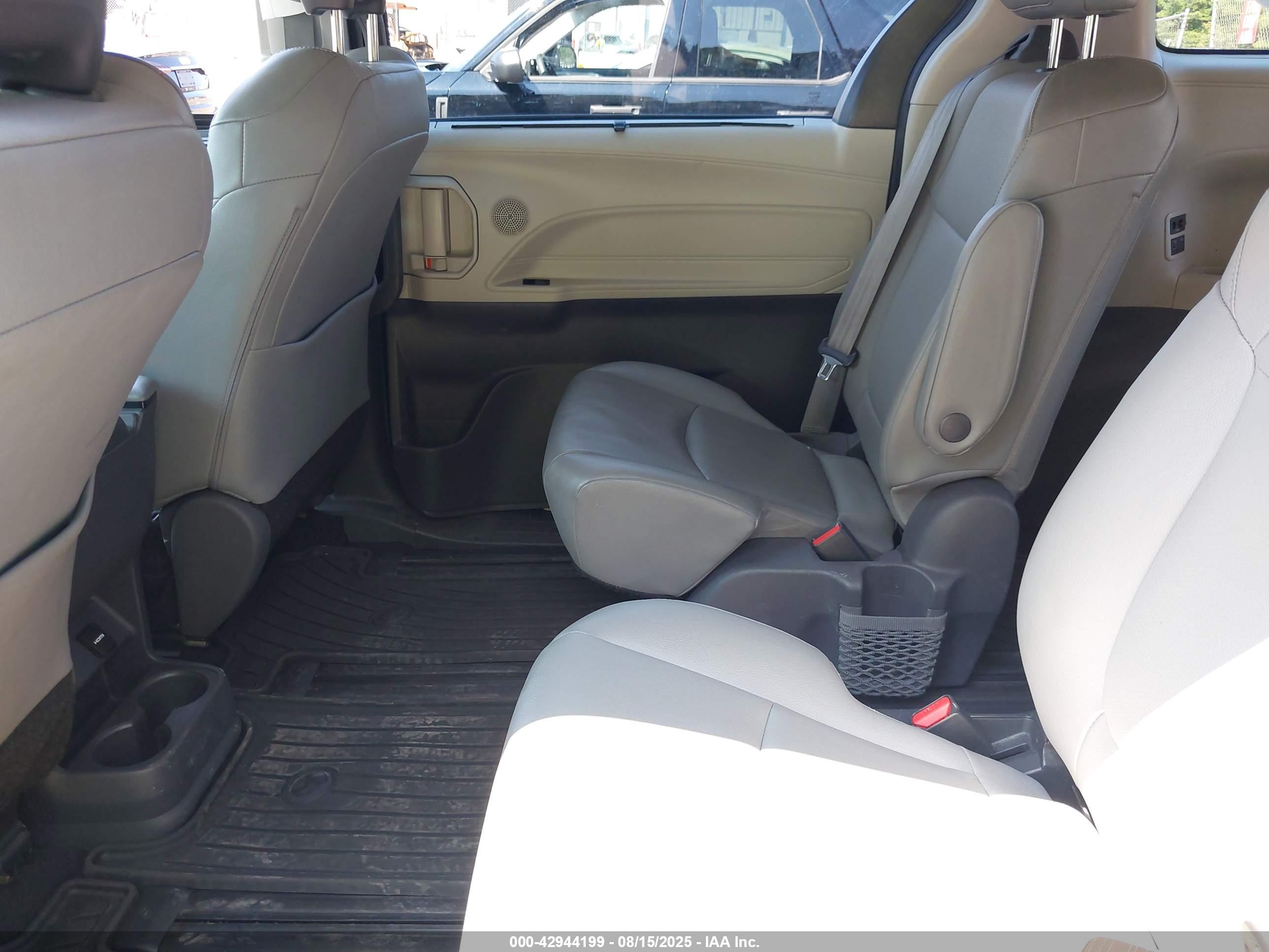 TOYOTA SIENNA image 8