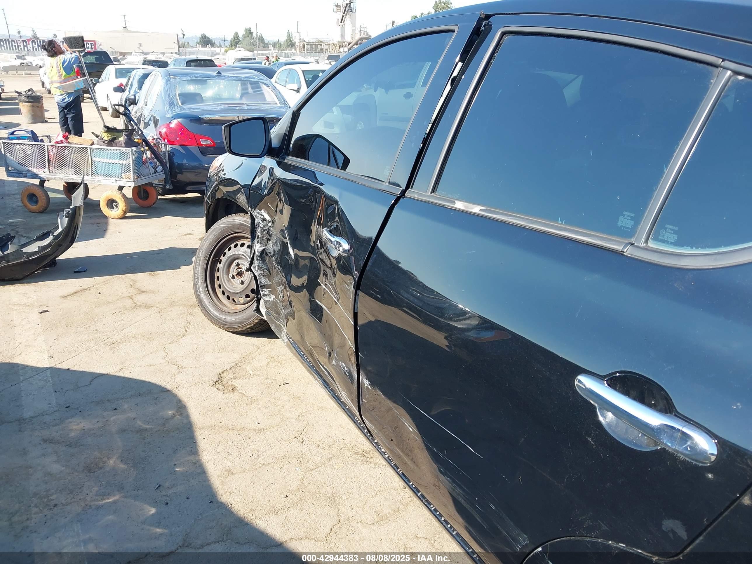 NISSAN VERSA image 6