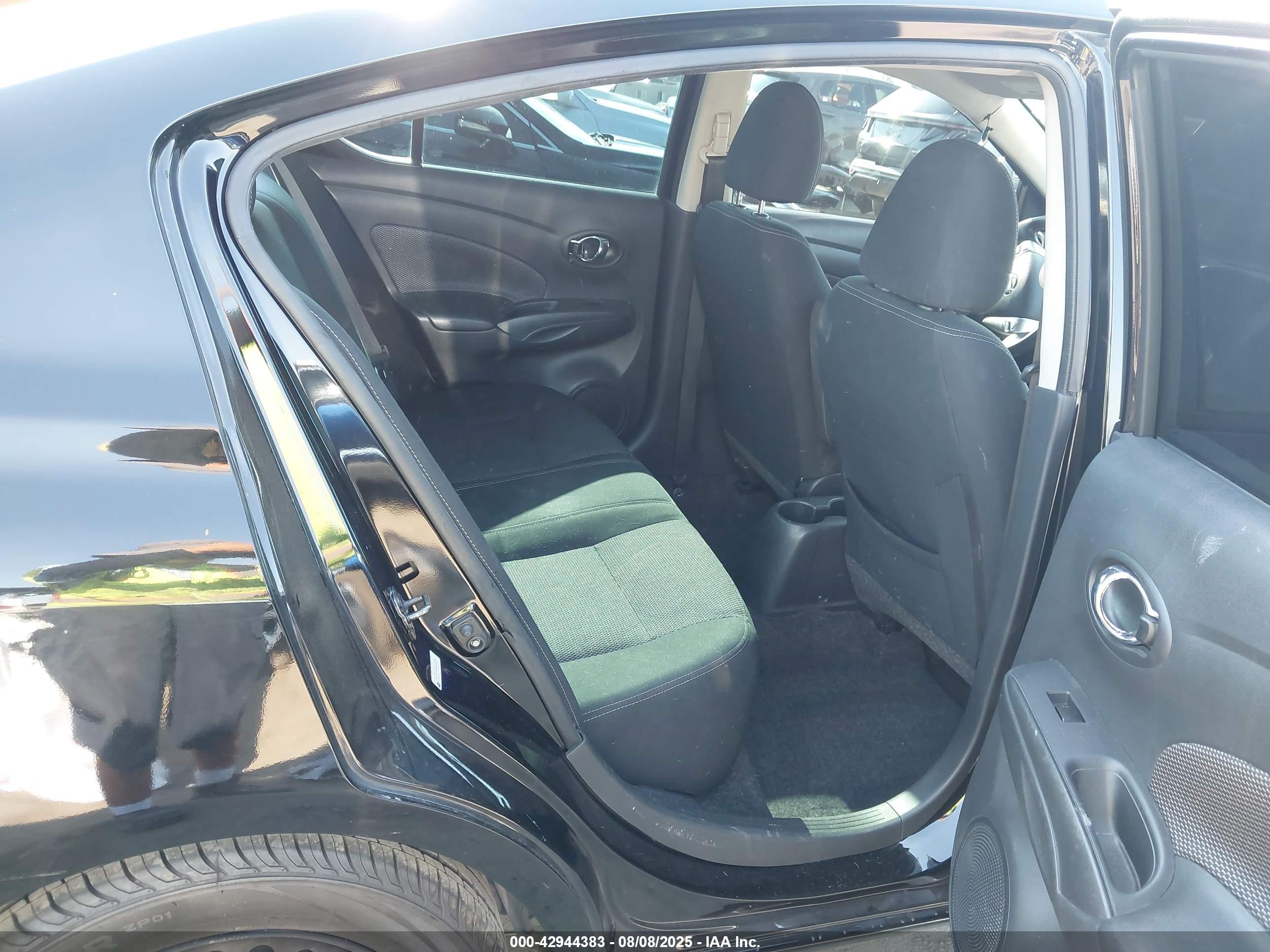NISSAN VERSA image 8