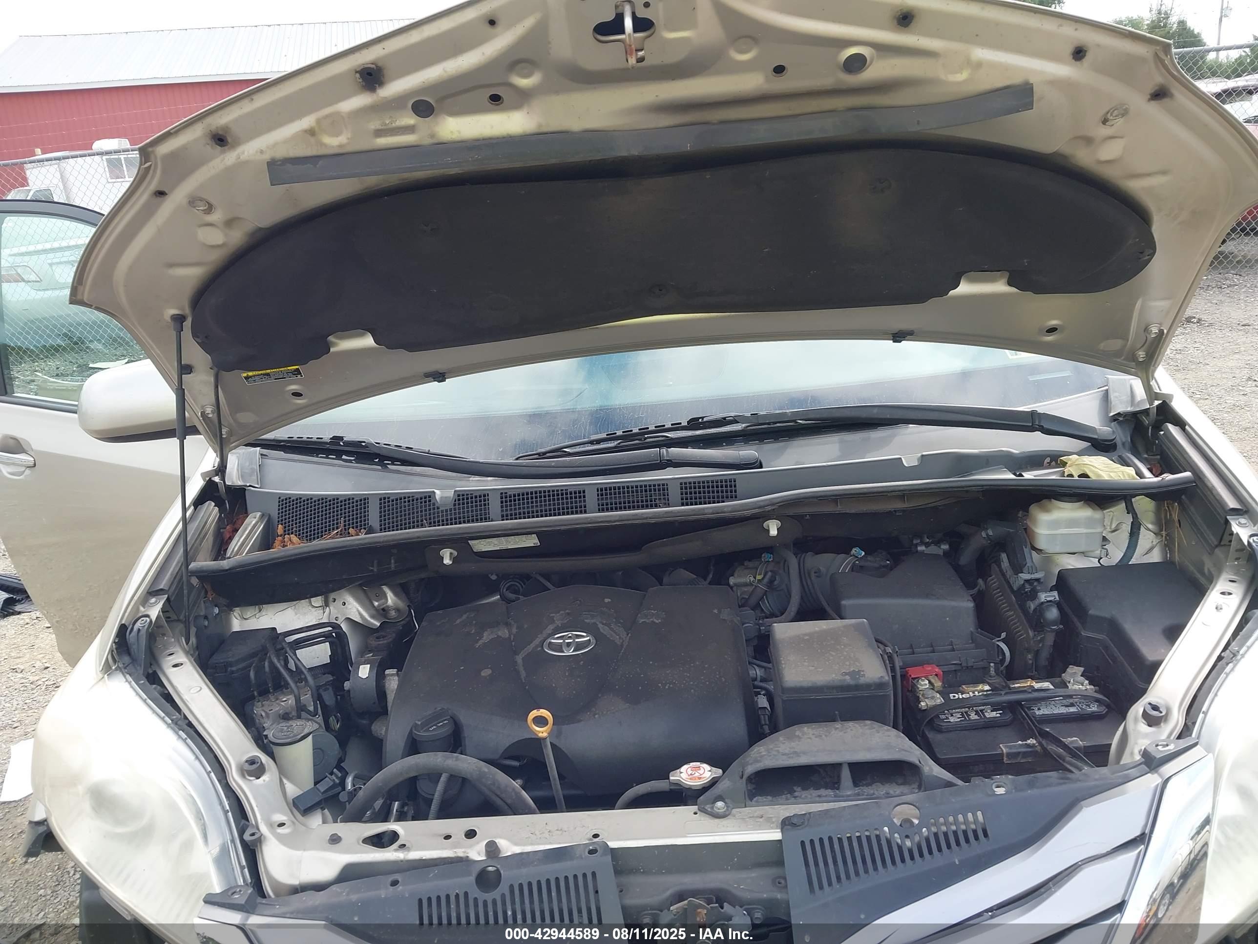 TOYOTA SIENNA image 10
